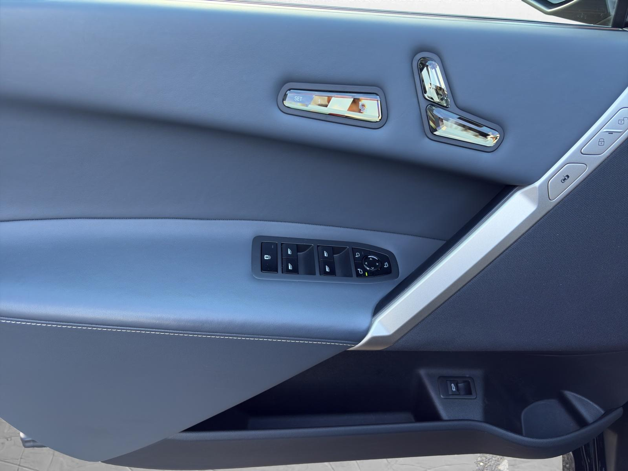 listing desktop thumbnail image 17