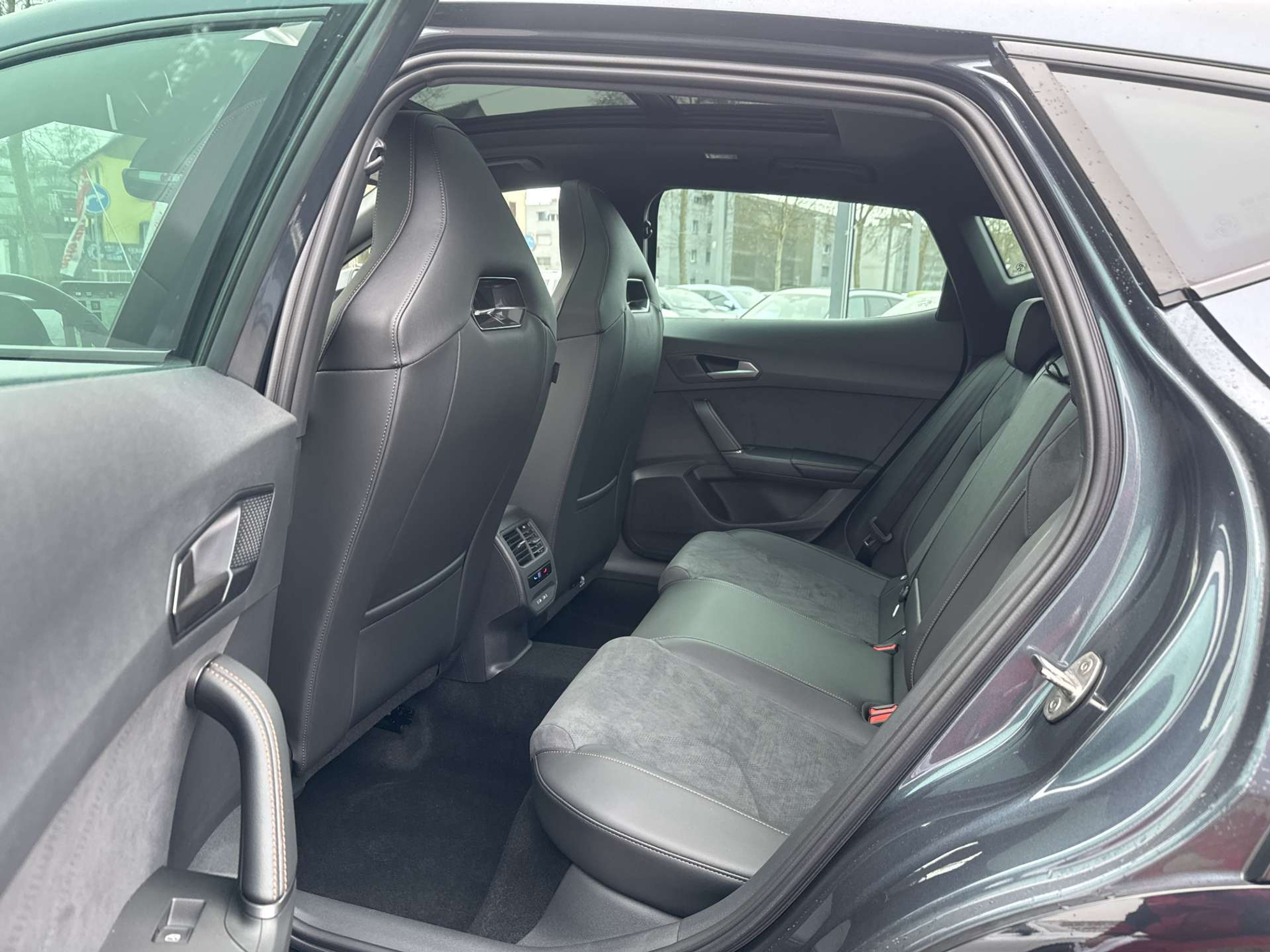 listing desktop thumbnail image 6