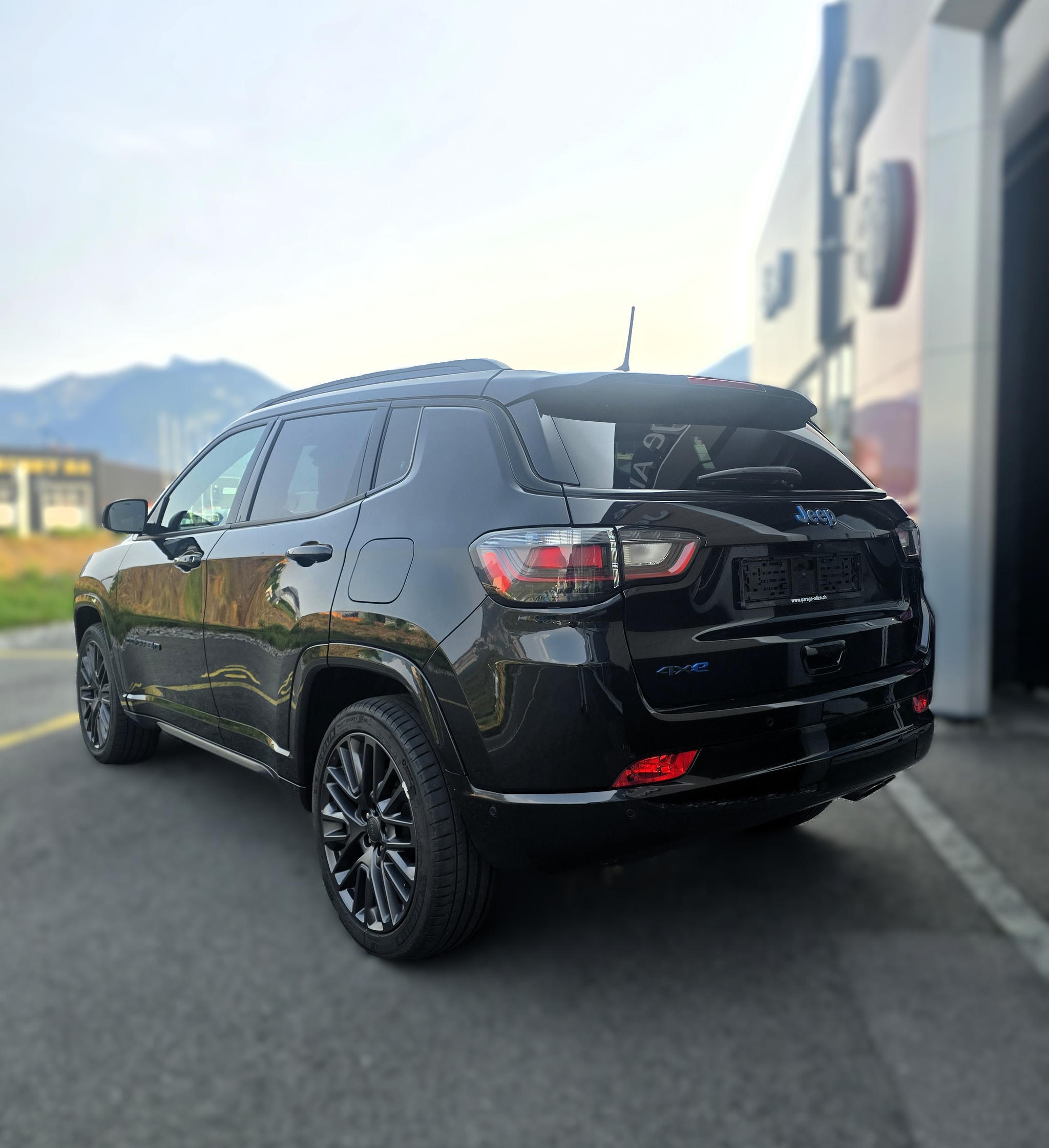 listing desktop thumbnail image 3