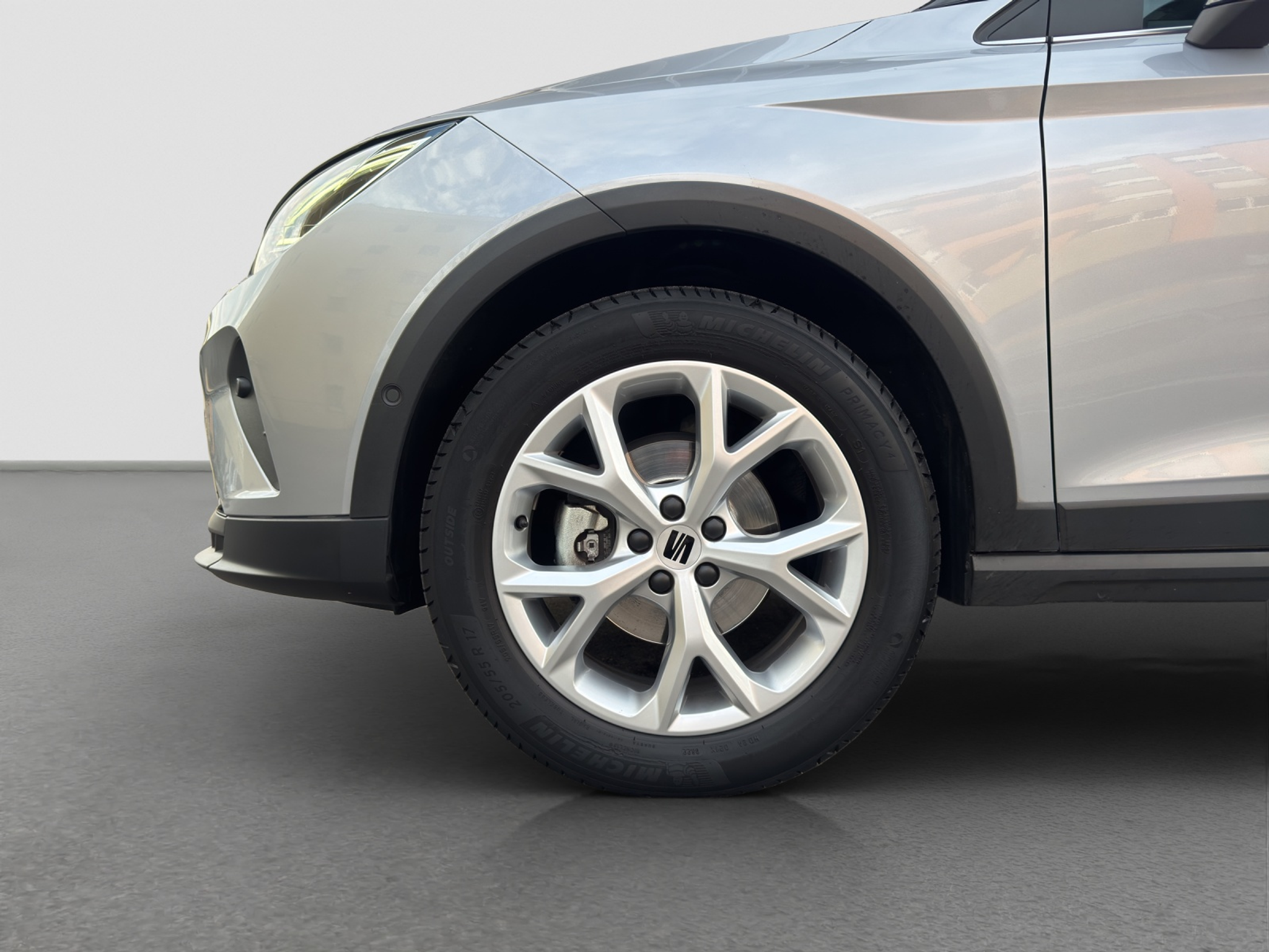 listing desktop thumbnail image 4