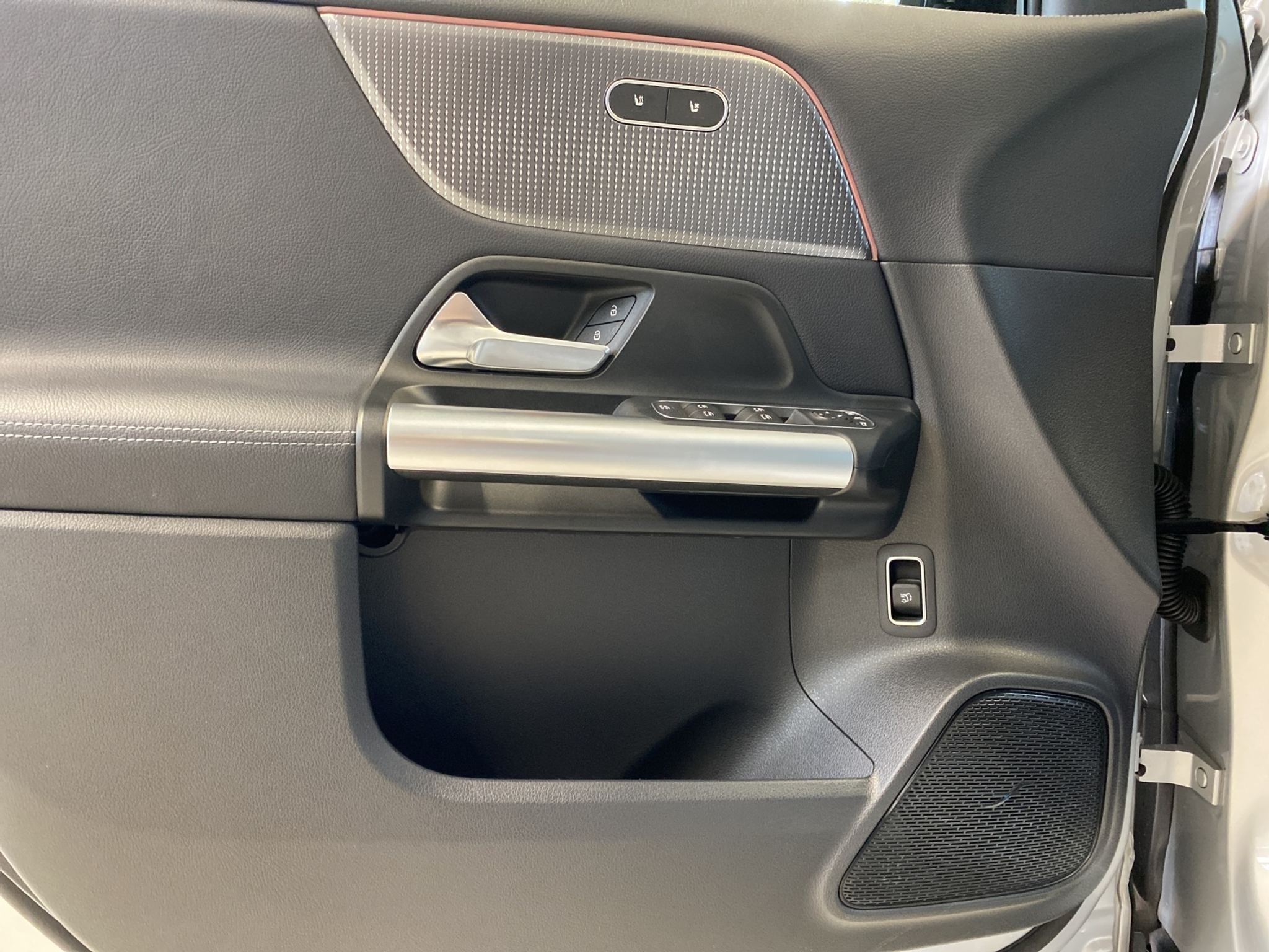 listing desktop thumbnail image 10