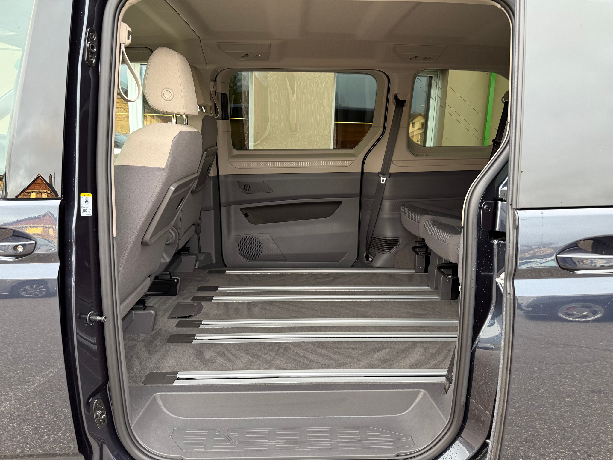 listing desktop thumbnail image 23