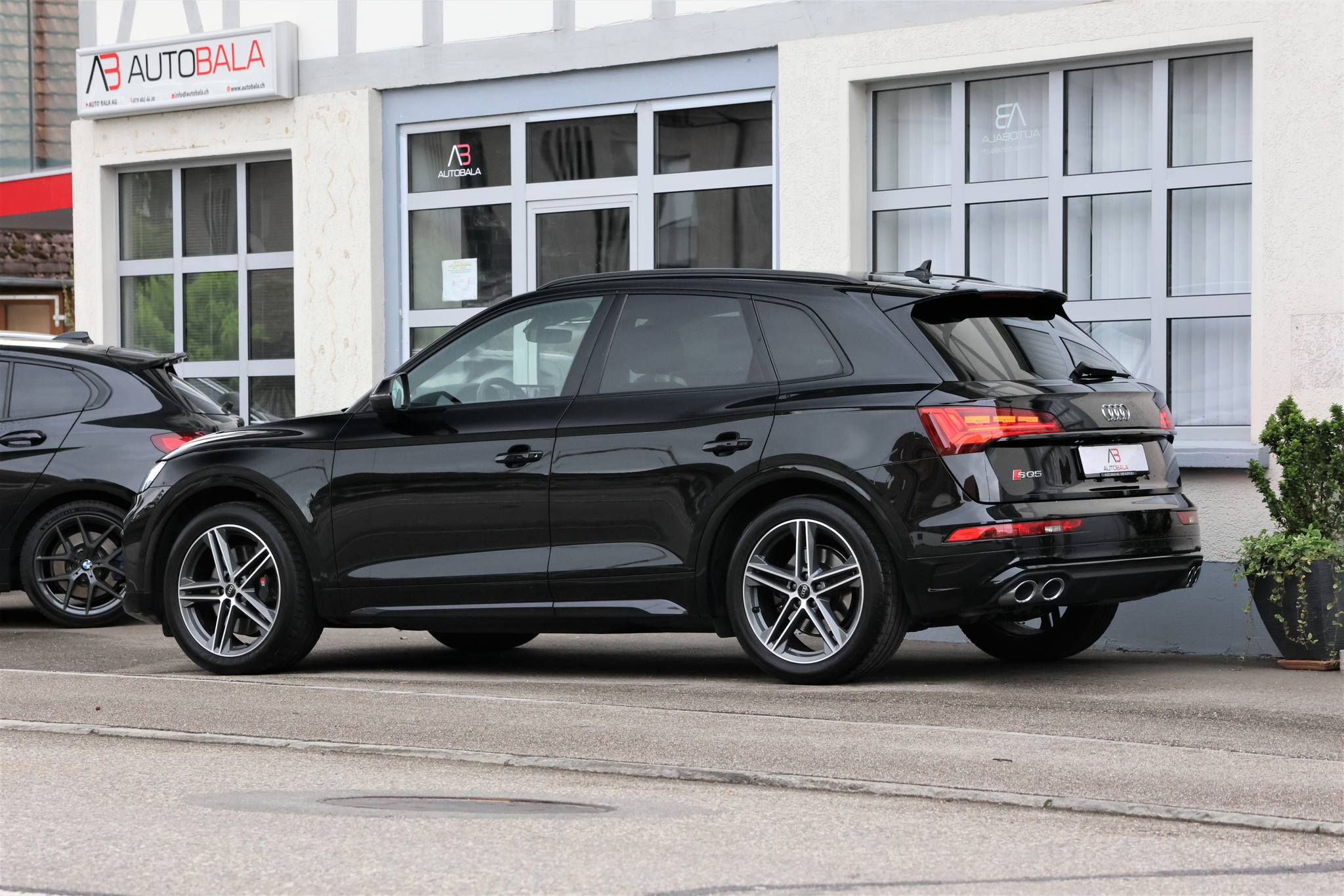 listing desktop thumbnail image 3