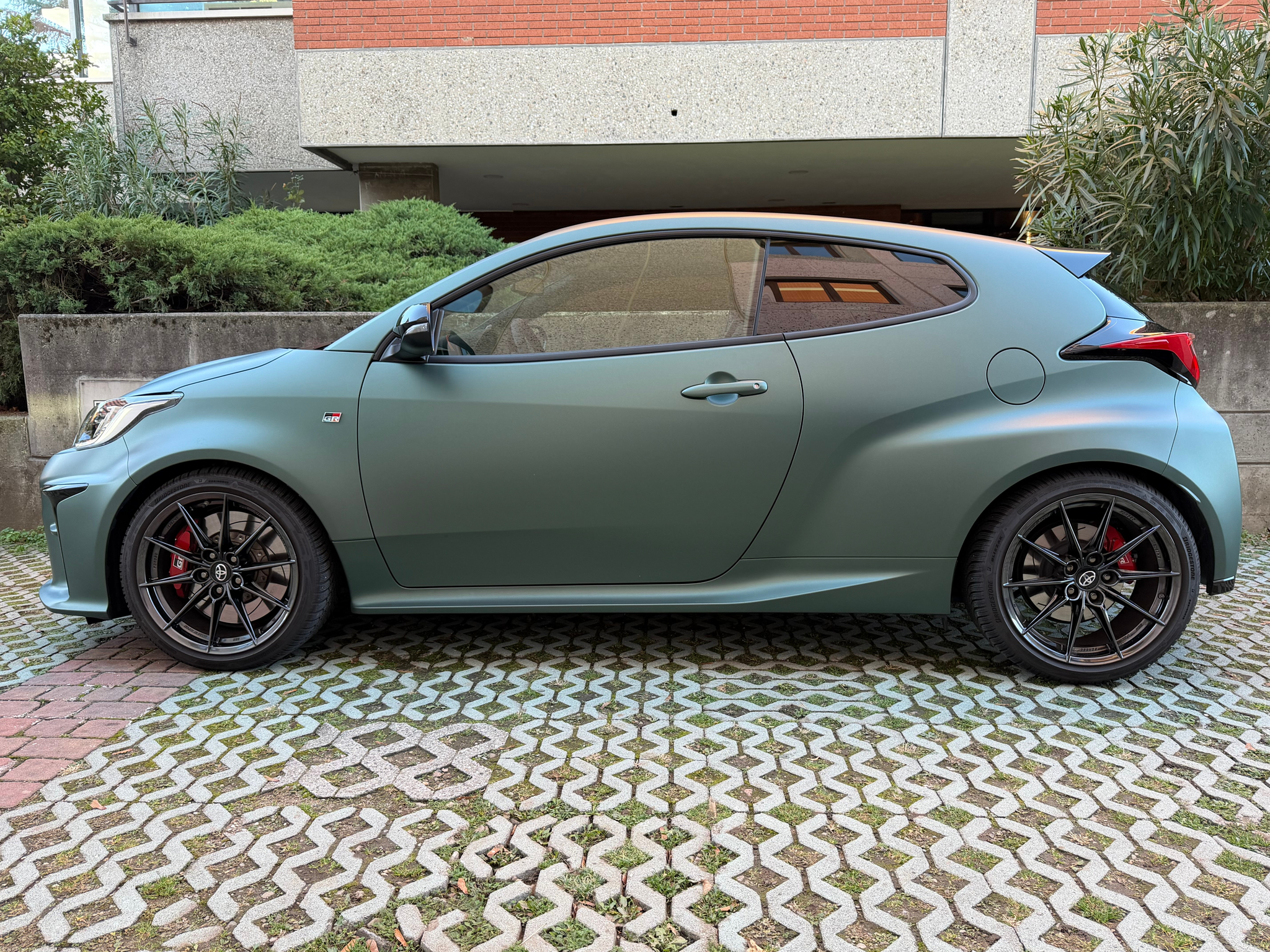 listing desktop thumbnail image 4