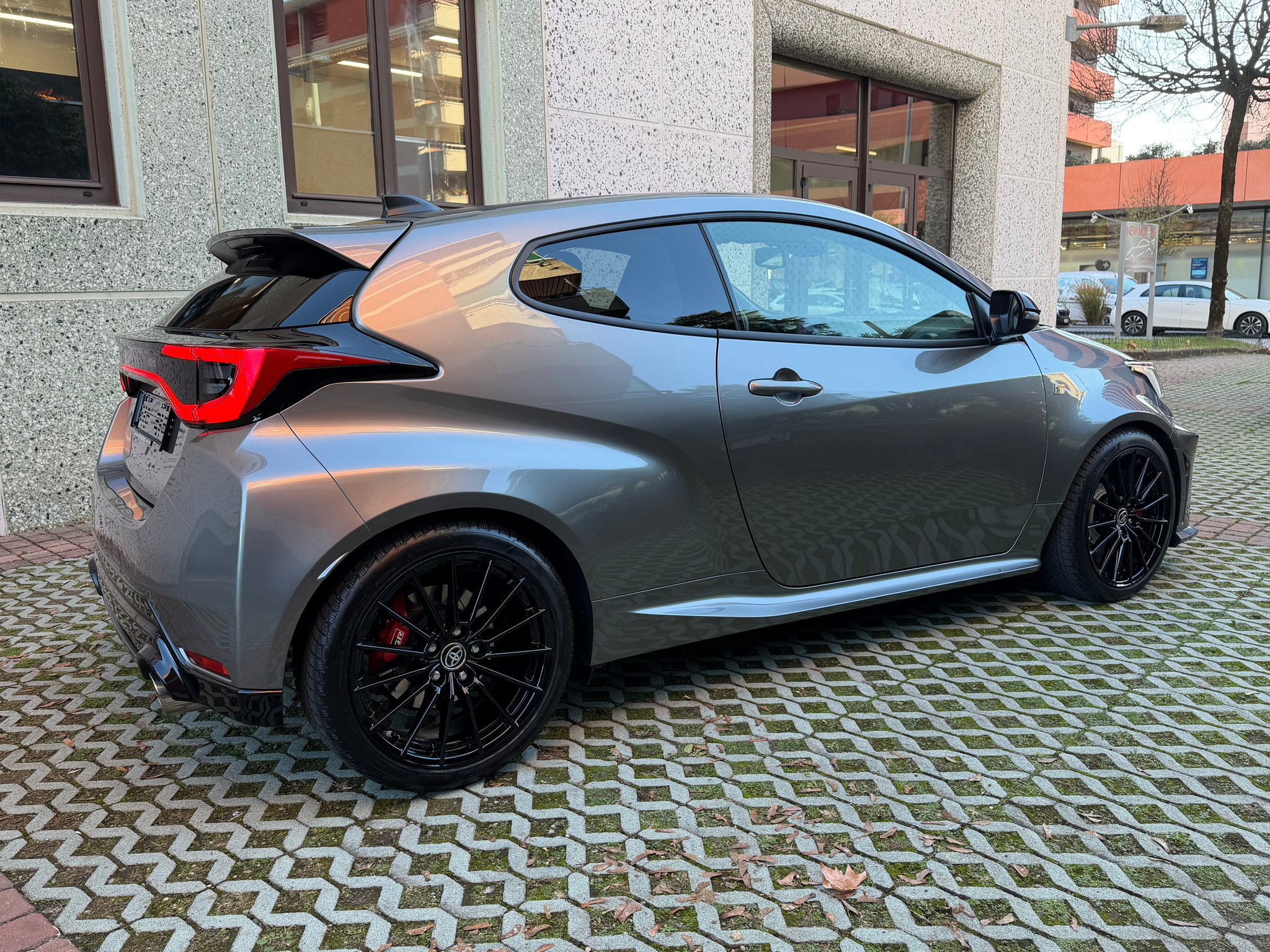 listing desktop thumbnail image 3