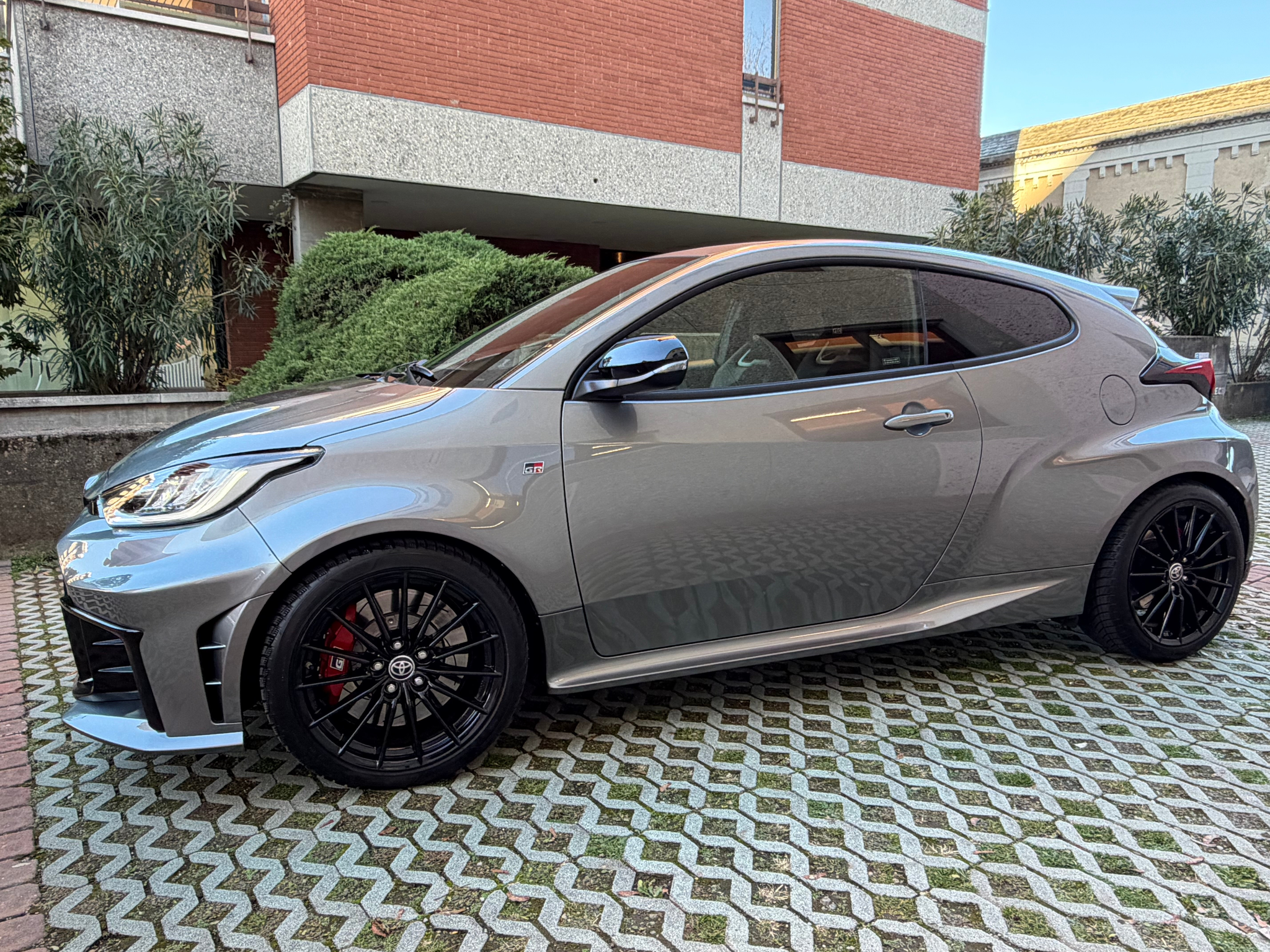 listing desktop thumbnail image 1