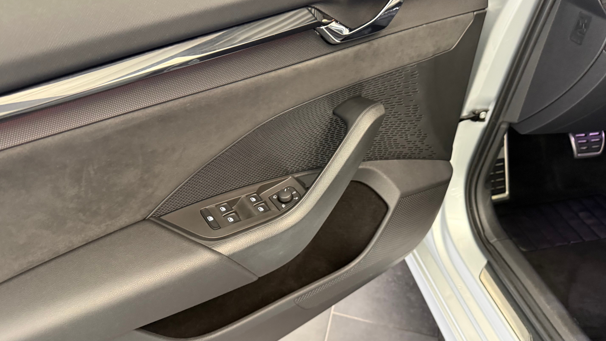 listing desktop thumbnail image 17