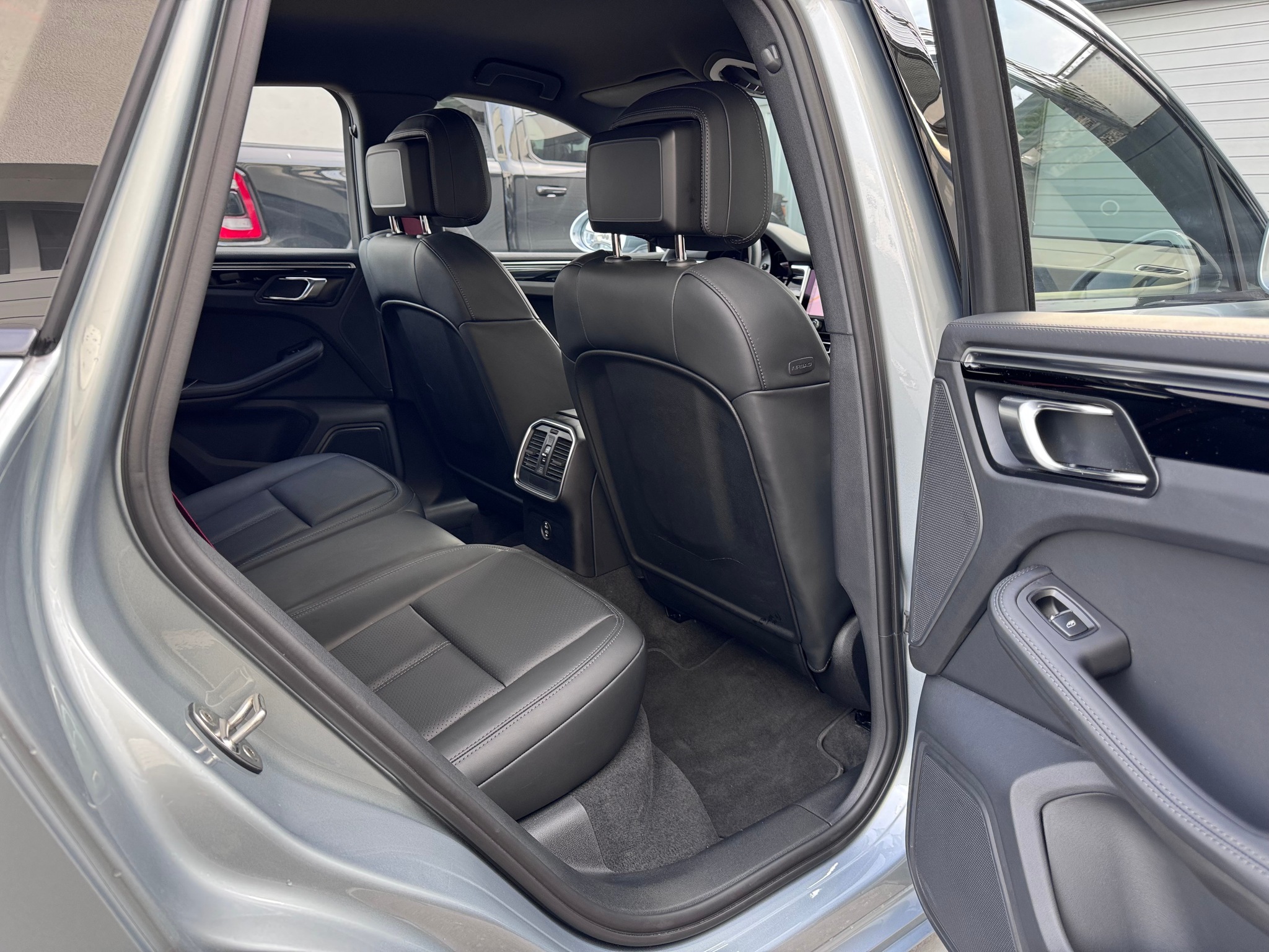 listing desktop thumbnail image 10