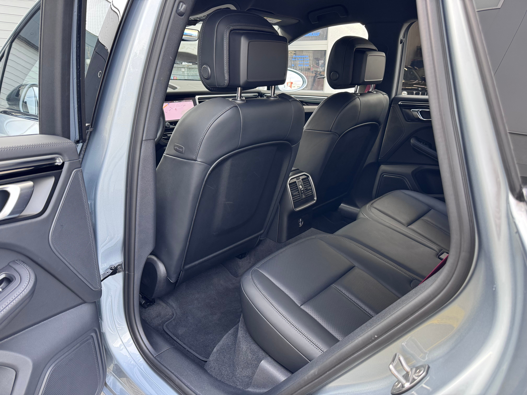 listing desktop thumbnail image 9