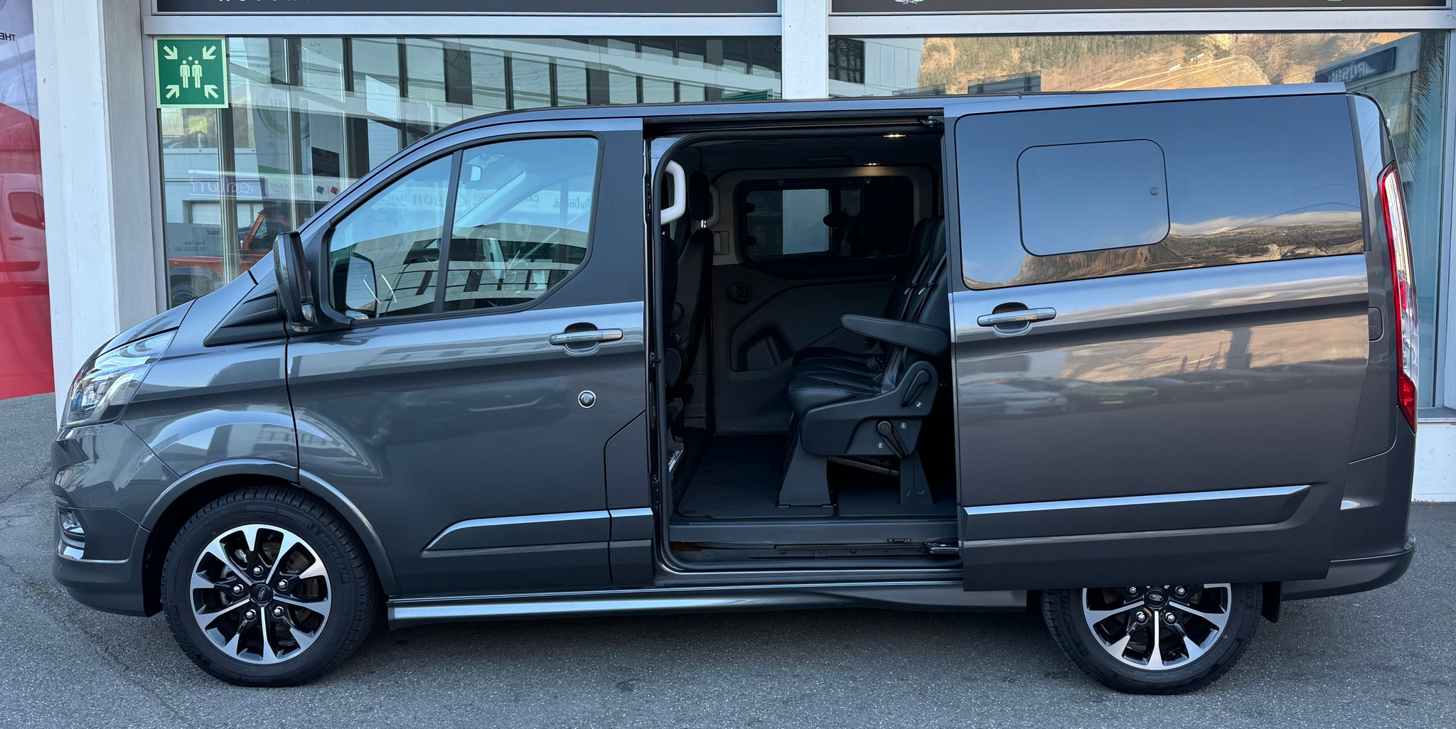 listing desktop thumbnail image 3