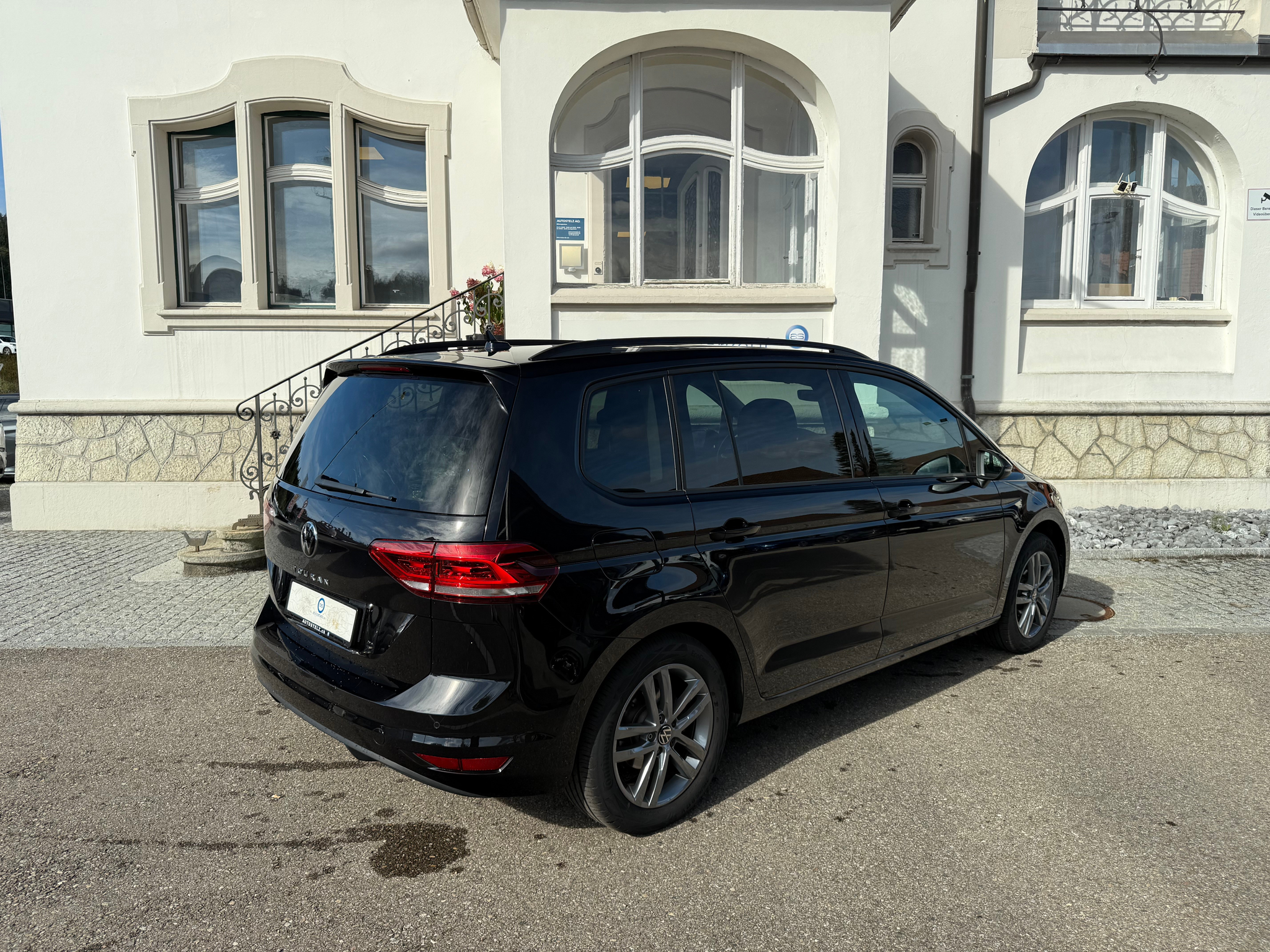 listing desktop thumbnail image 3