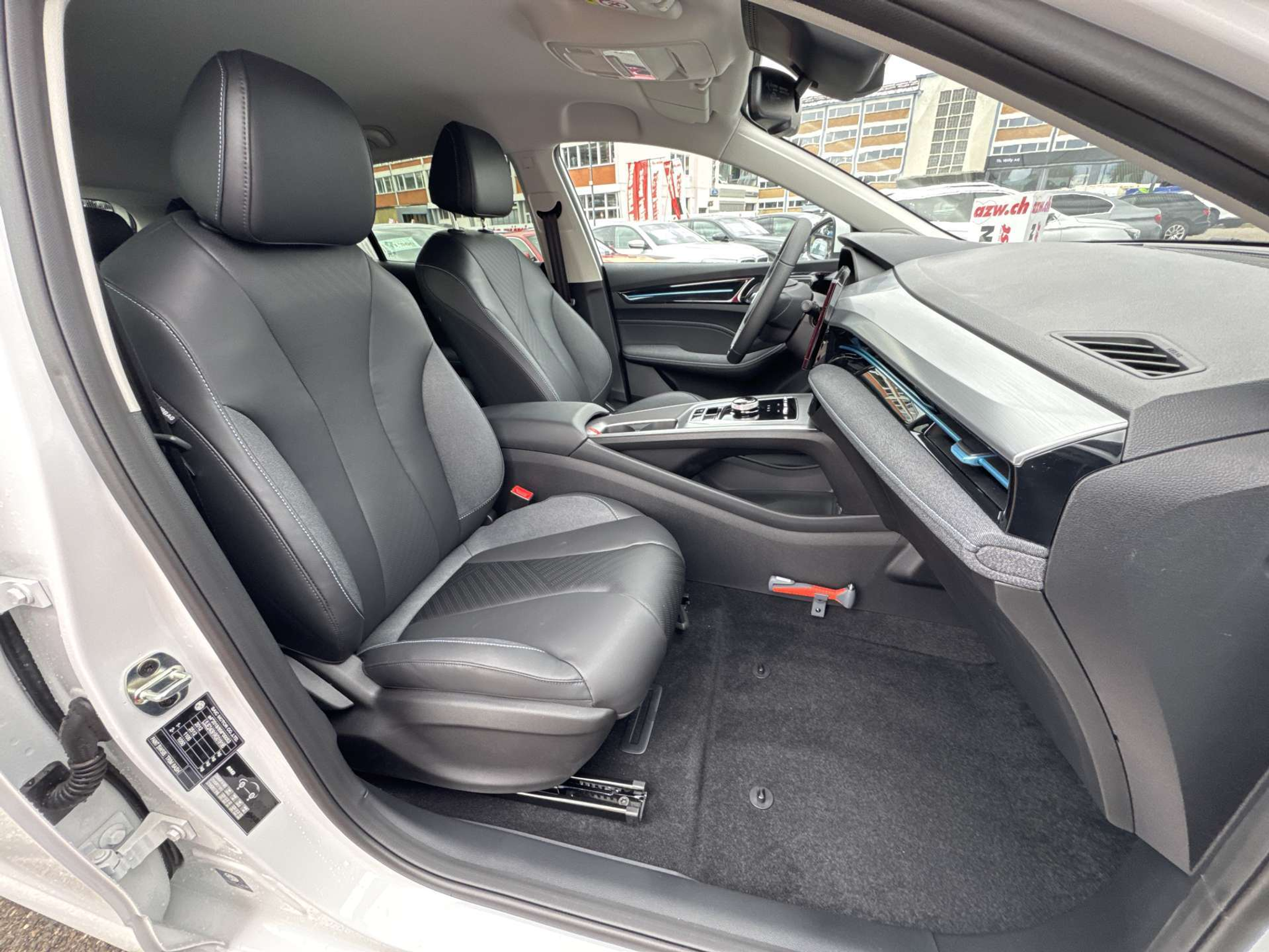 listing desktop thumbnail image 12