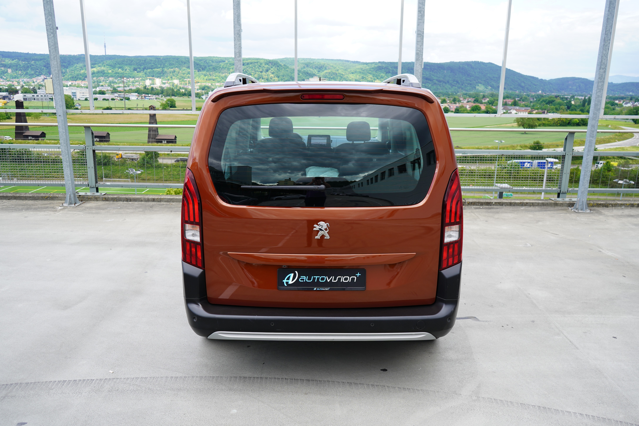 listing desktop thumbnail image 18