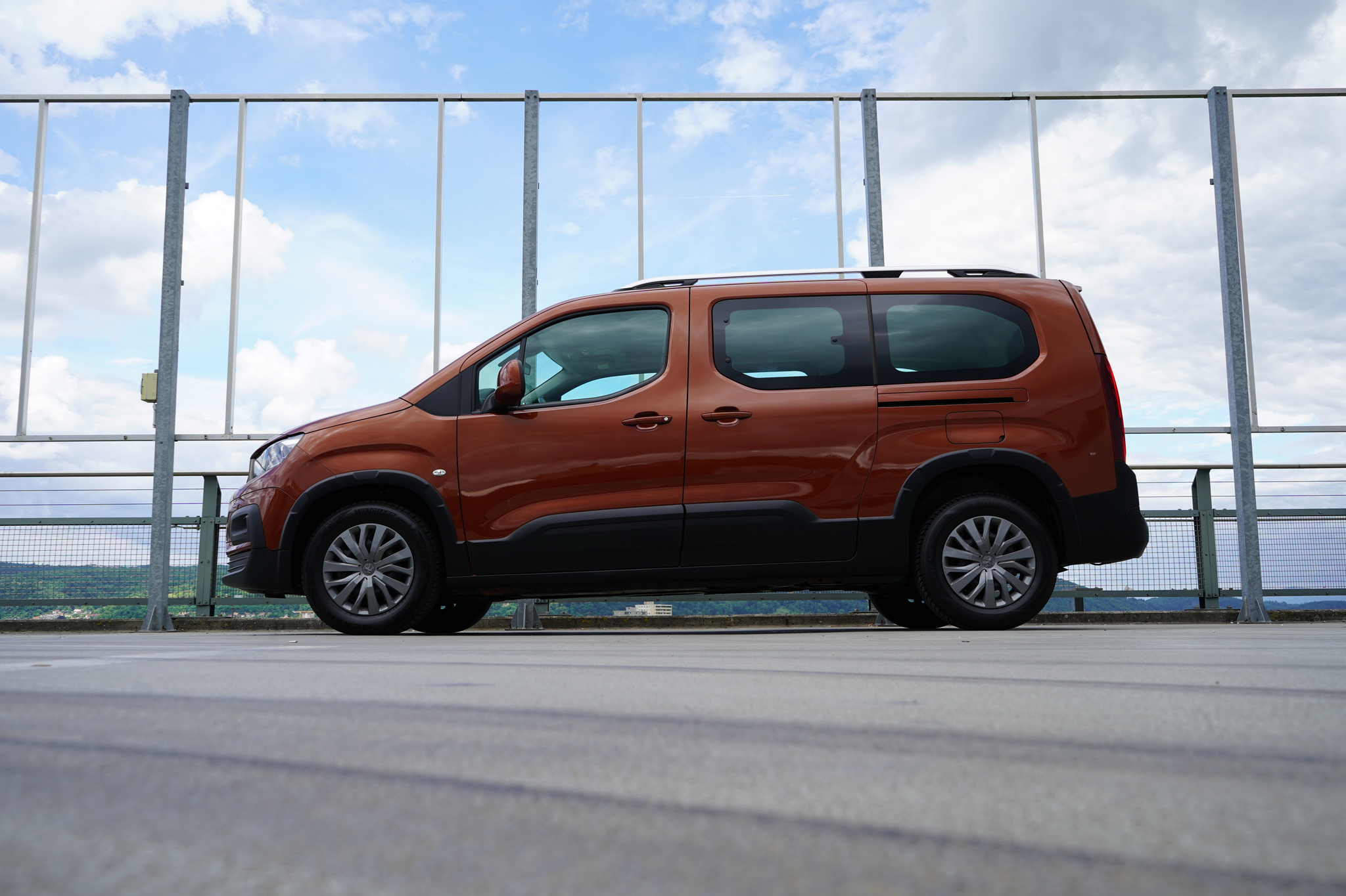 listing desktop thumbnail image 3