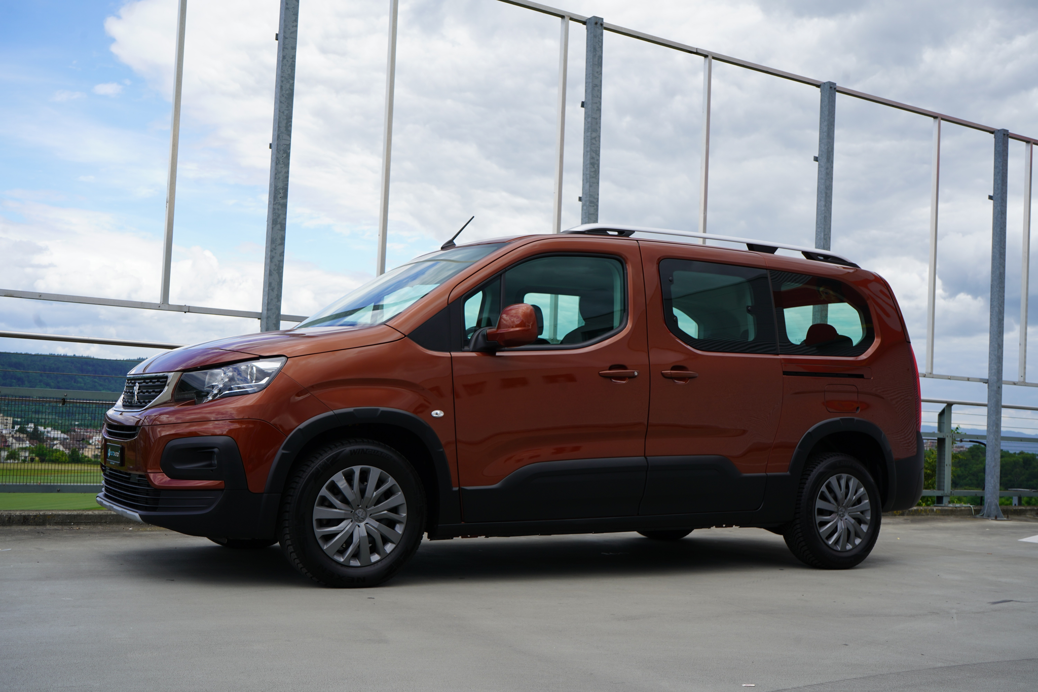 listing desktop thumbnail image 11