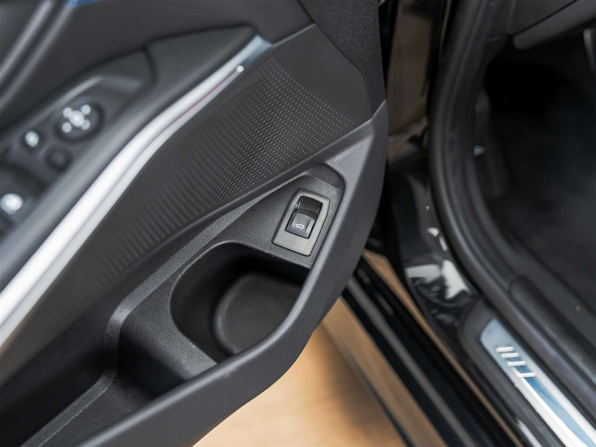 listing desktop thumbnail image 25