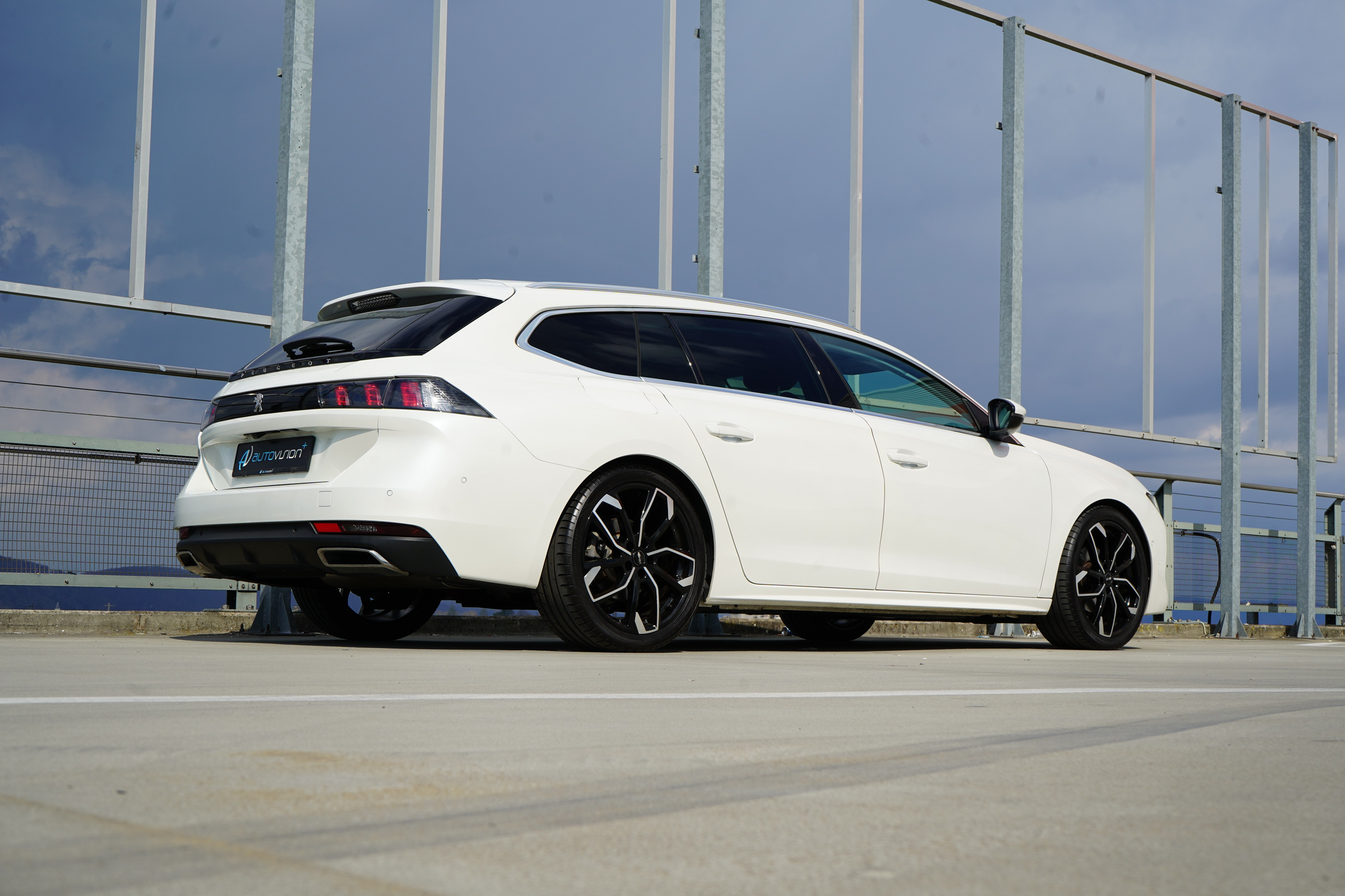 listing desktop thumbnail image 6