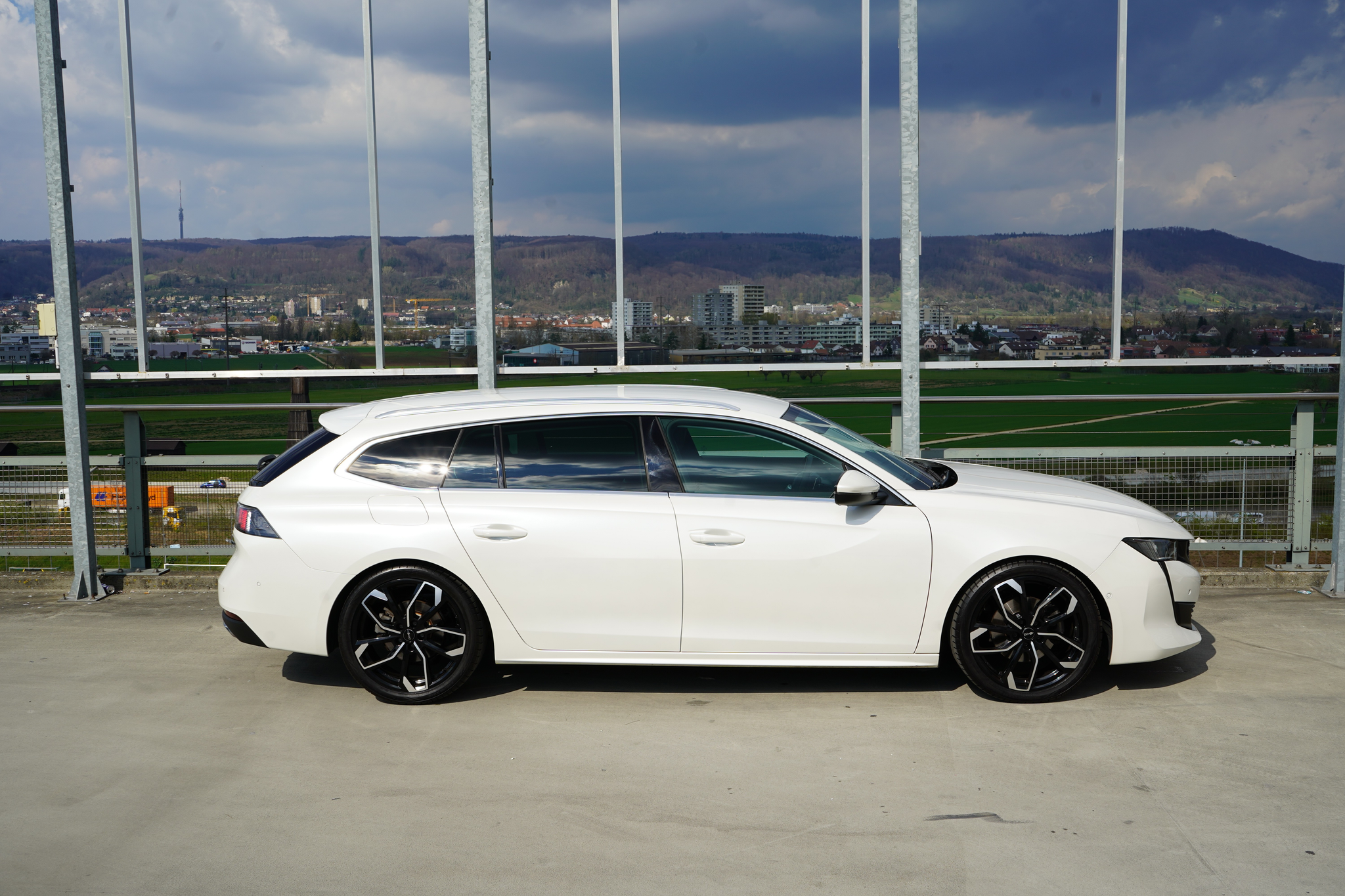 listing desktop thumbnail image 4