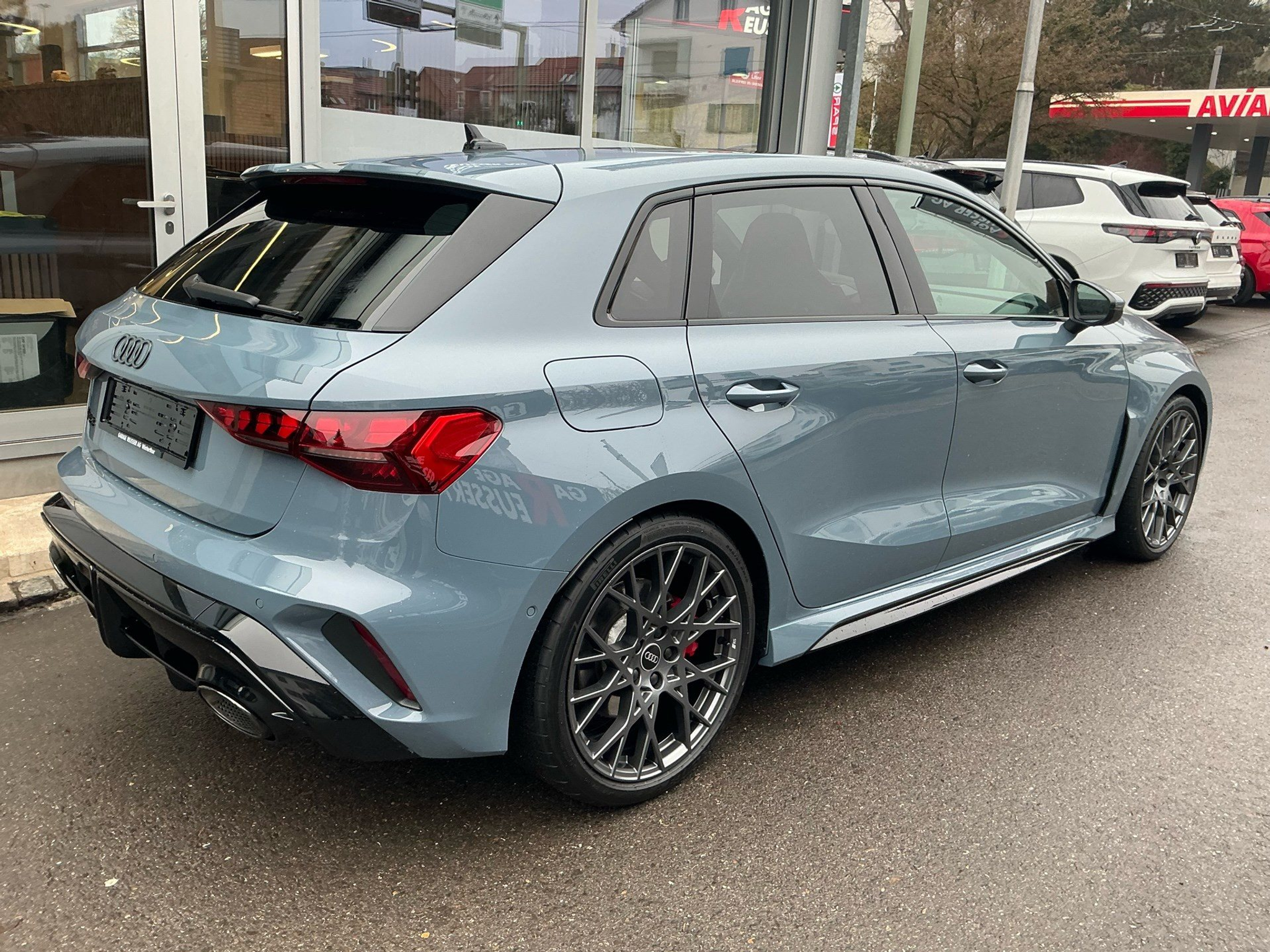 listing desktop thumbnail image 3