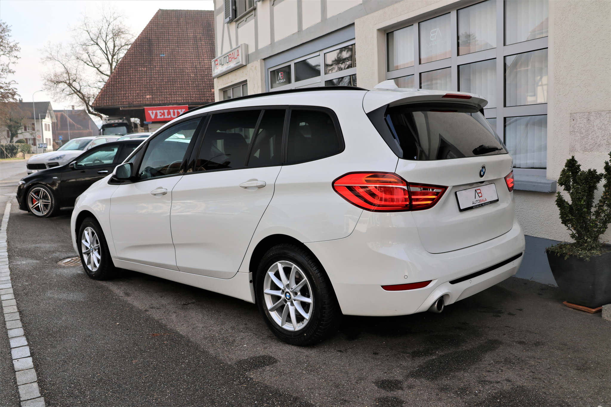 listing desktop thumbnail image 6