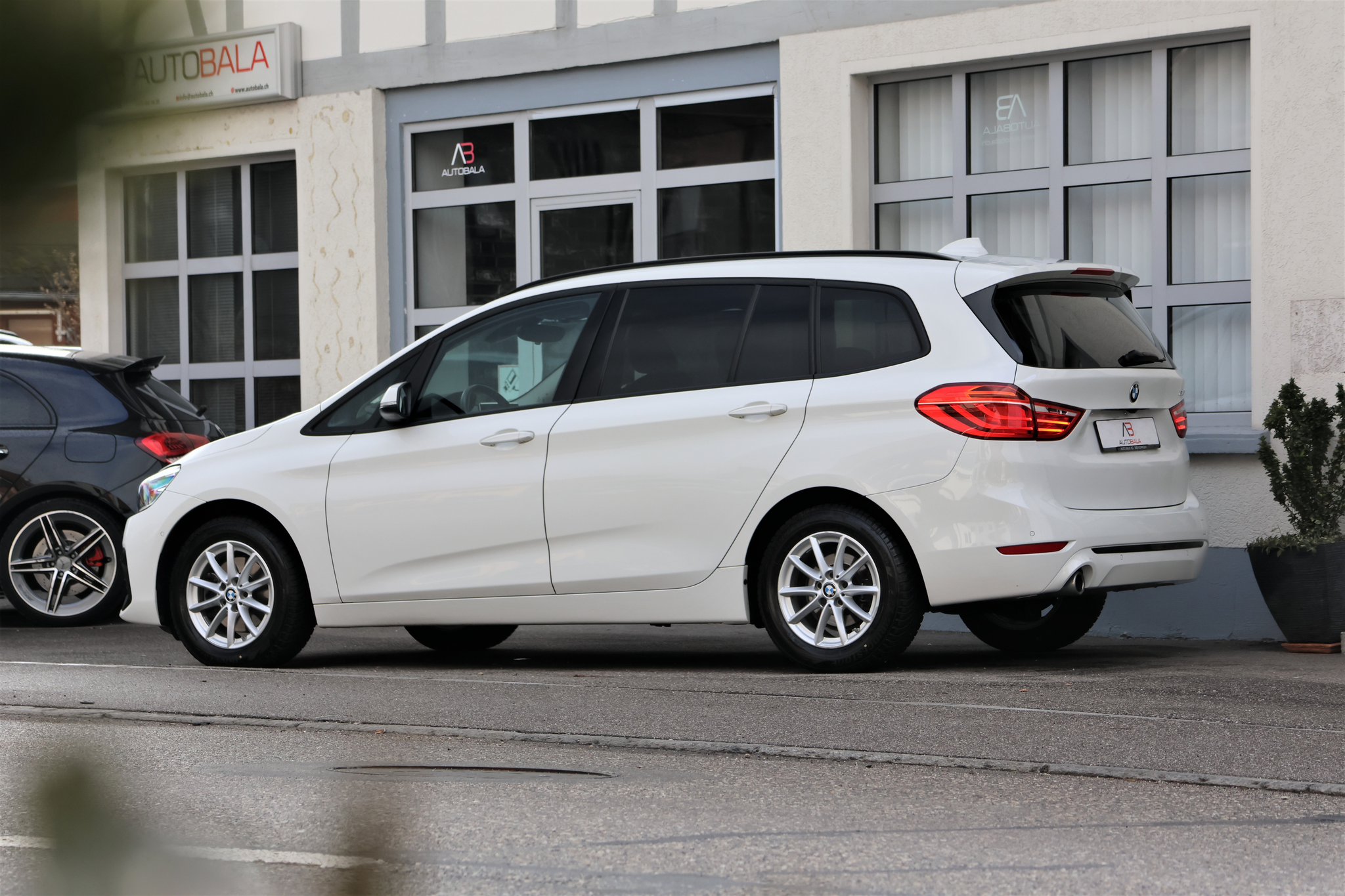 listing desktop thumbnail image 4