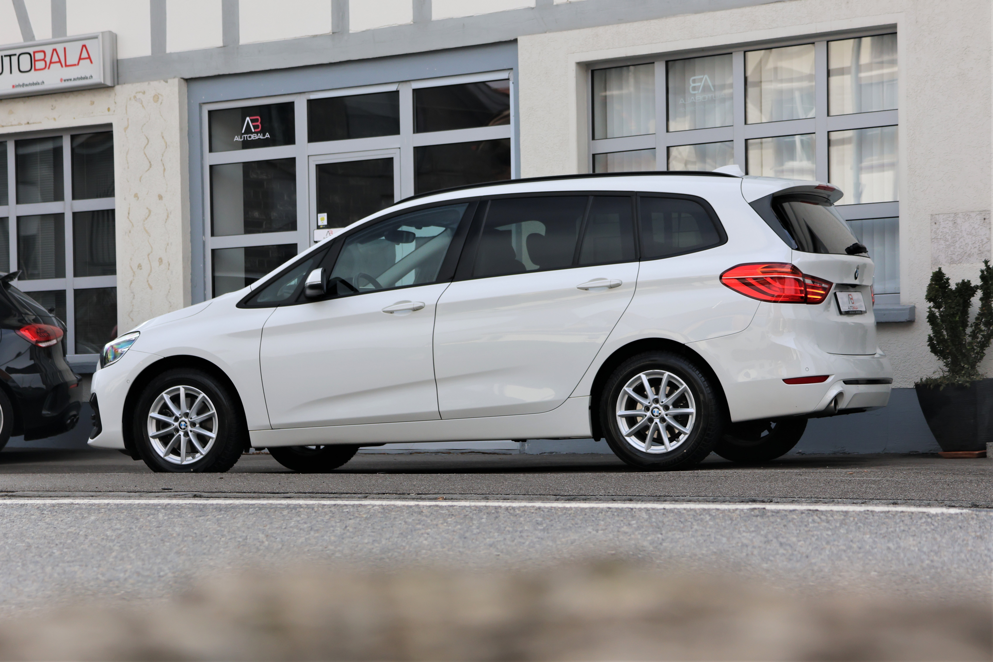 listing desktop thumbnail image 3