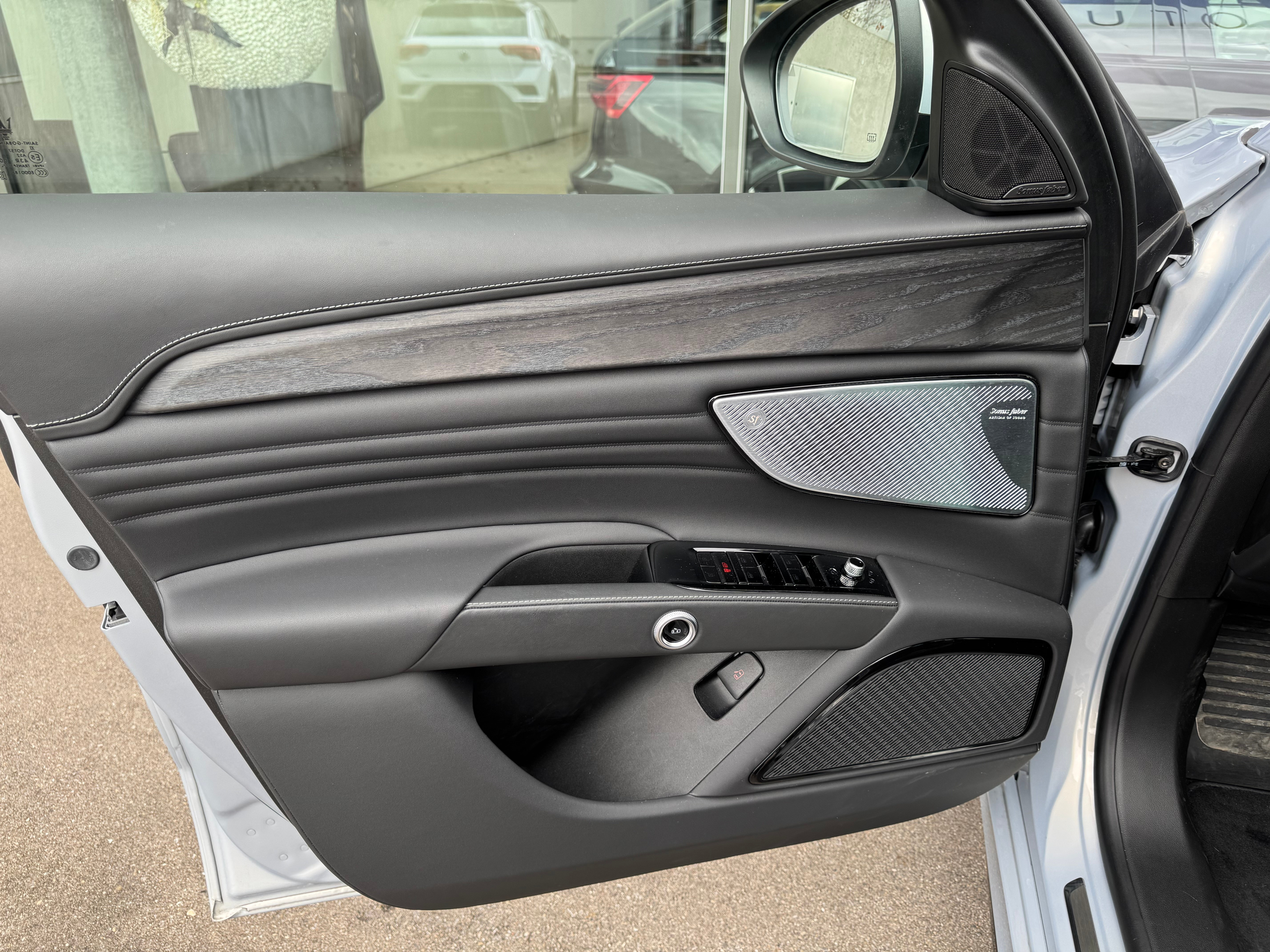 listing desktop thumbnail image 18