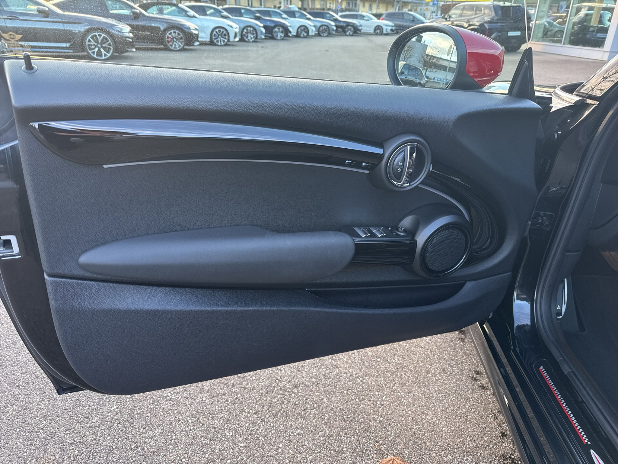 listing desktop thumbnail image 16