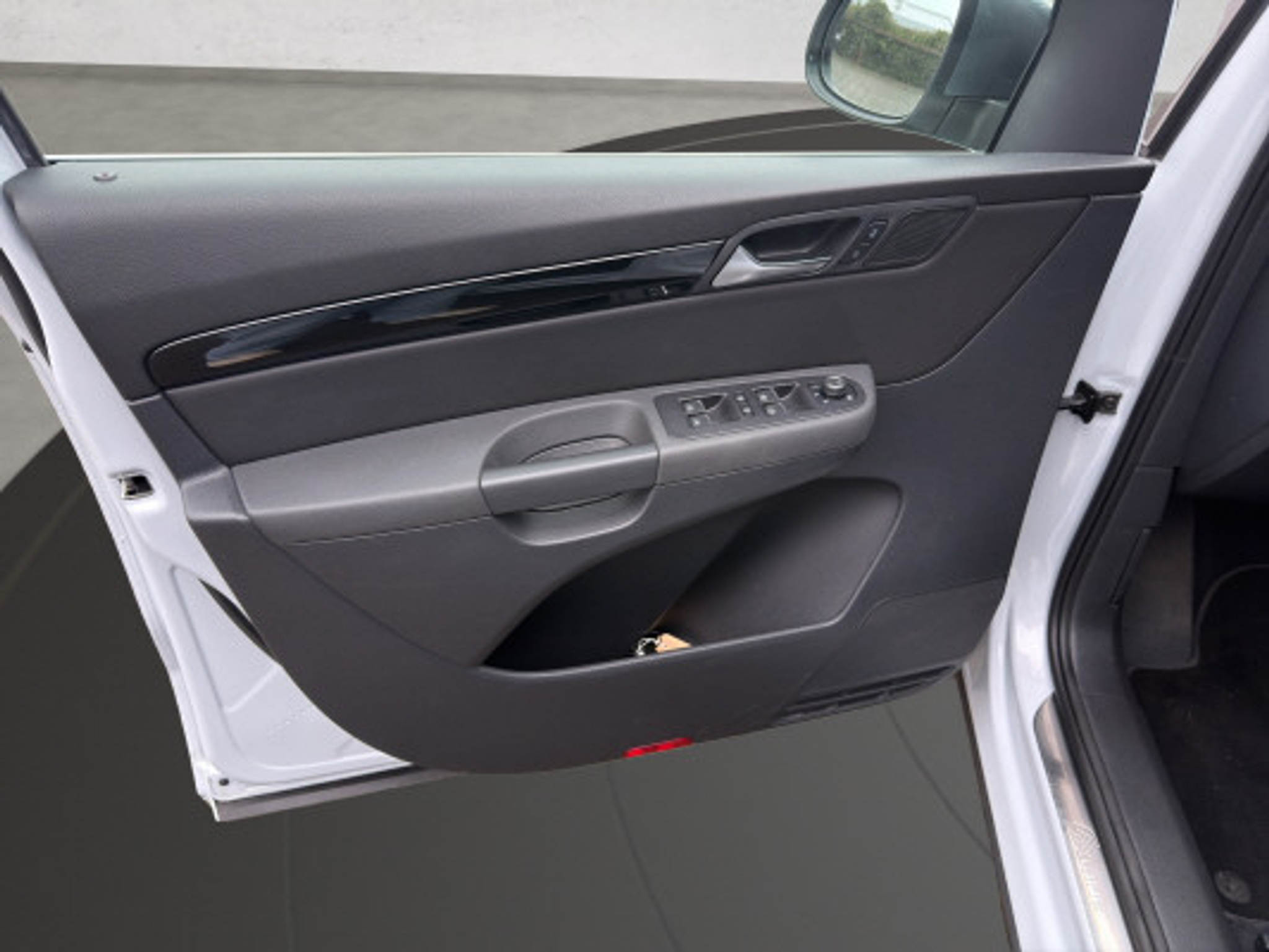 listing desktop thumbnail image 9