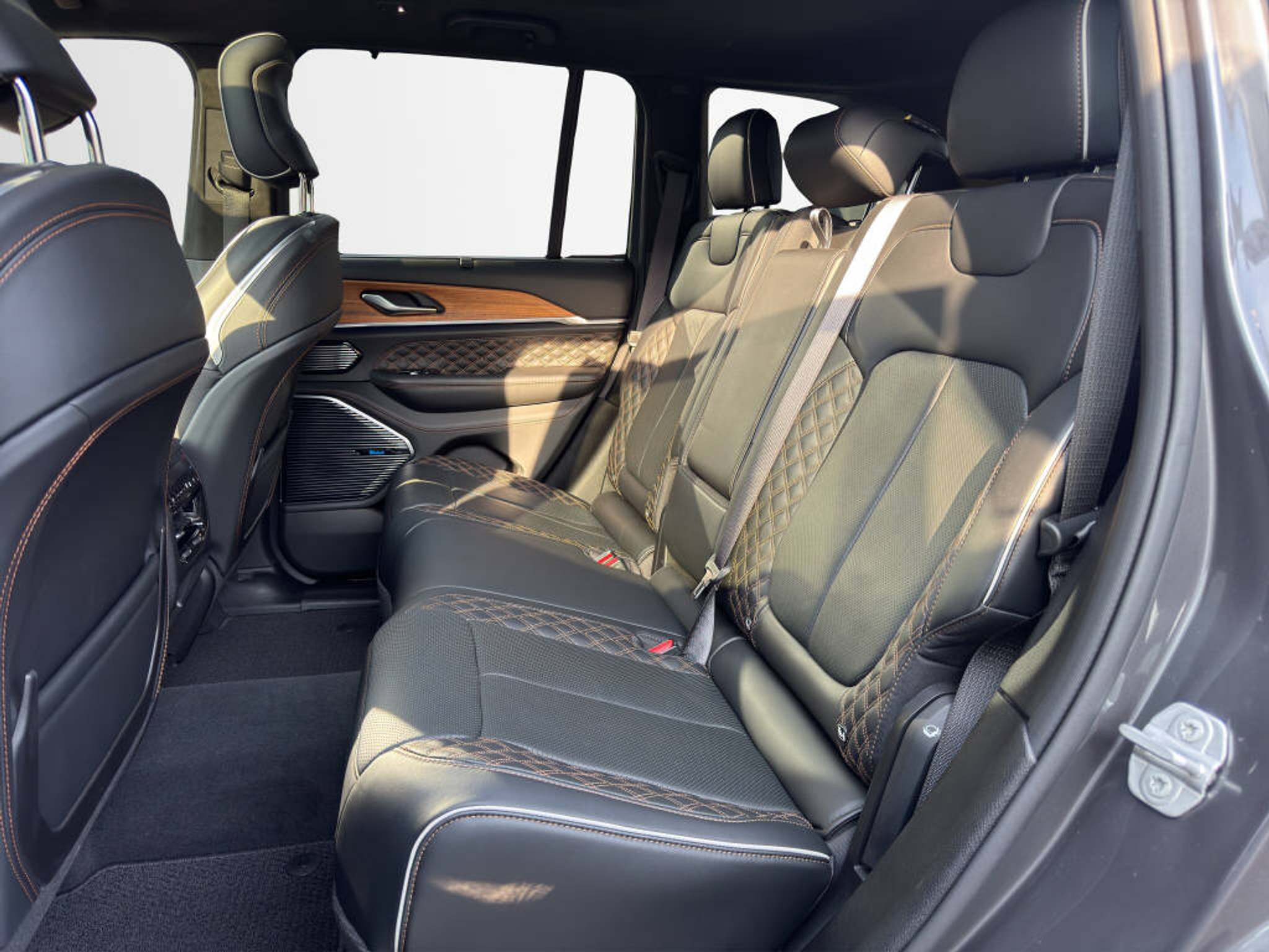 listing desktop thumbnail image 11