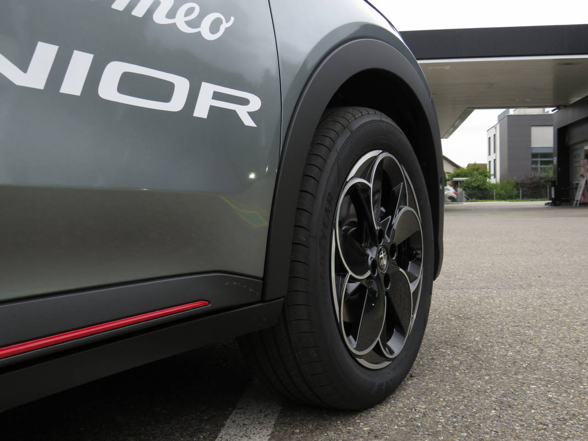 listing desktop thumbnail image 15