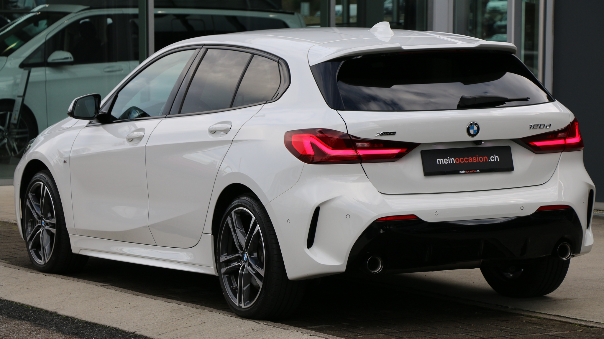 listing desktop thumbnail image 3