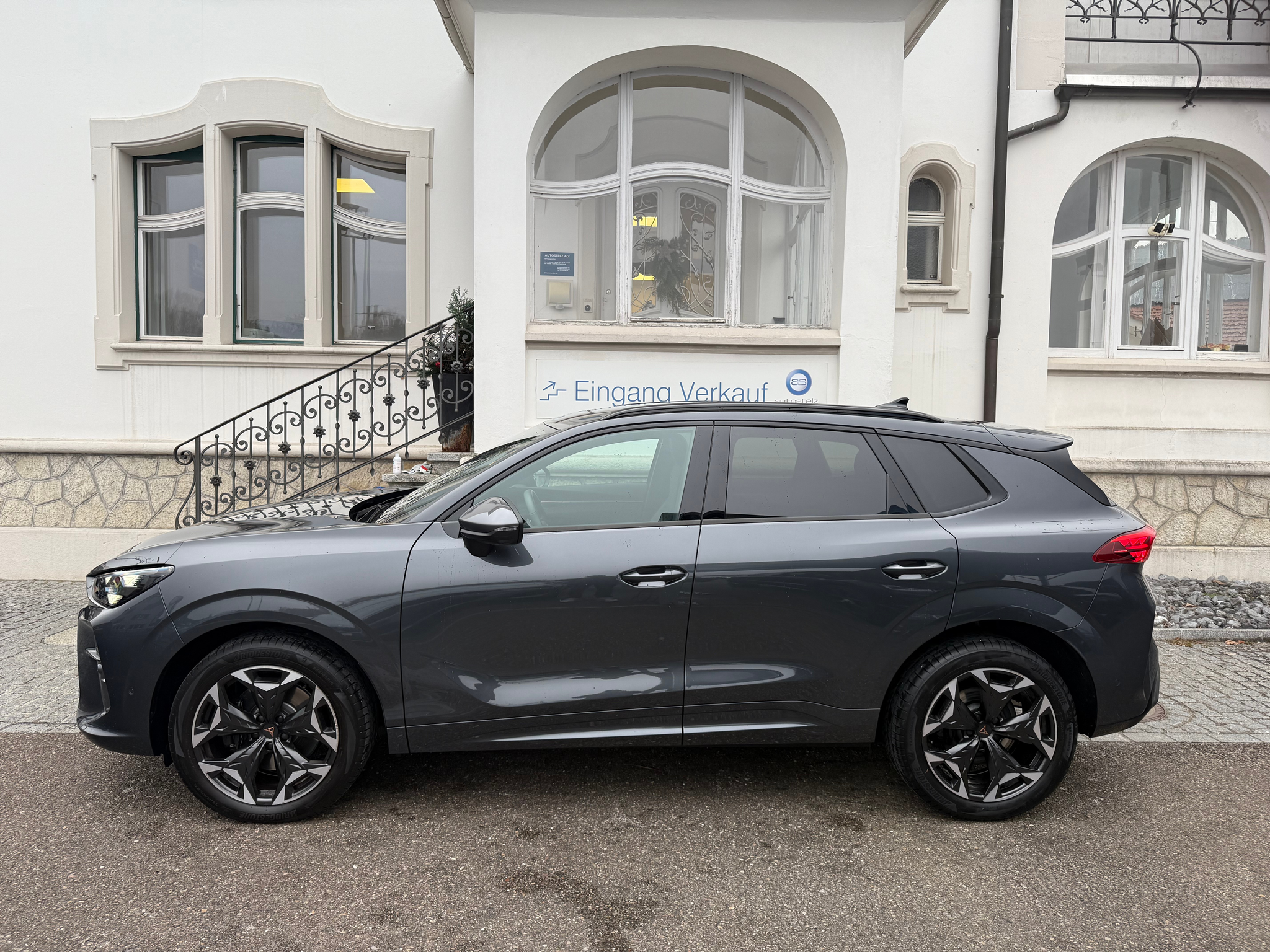 listing desktop thumbnail image 2