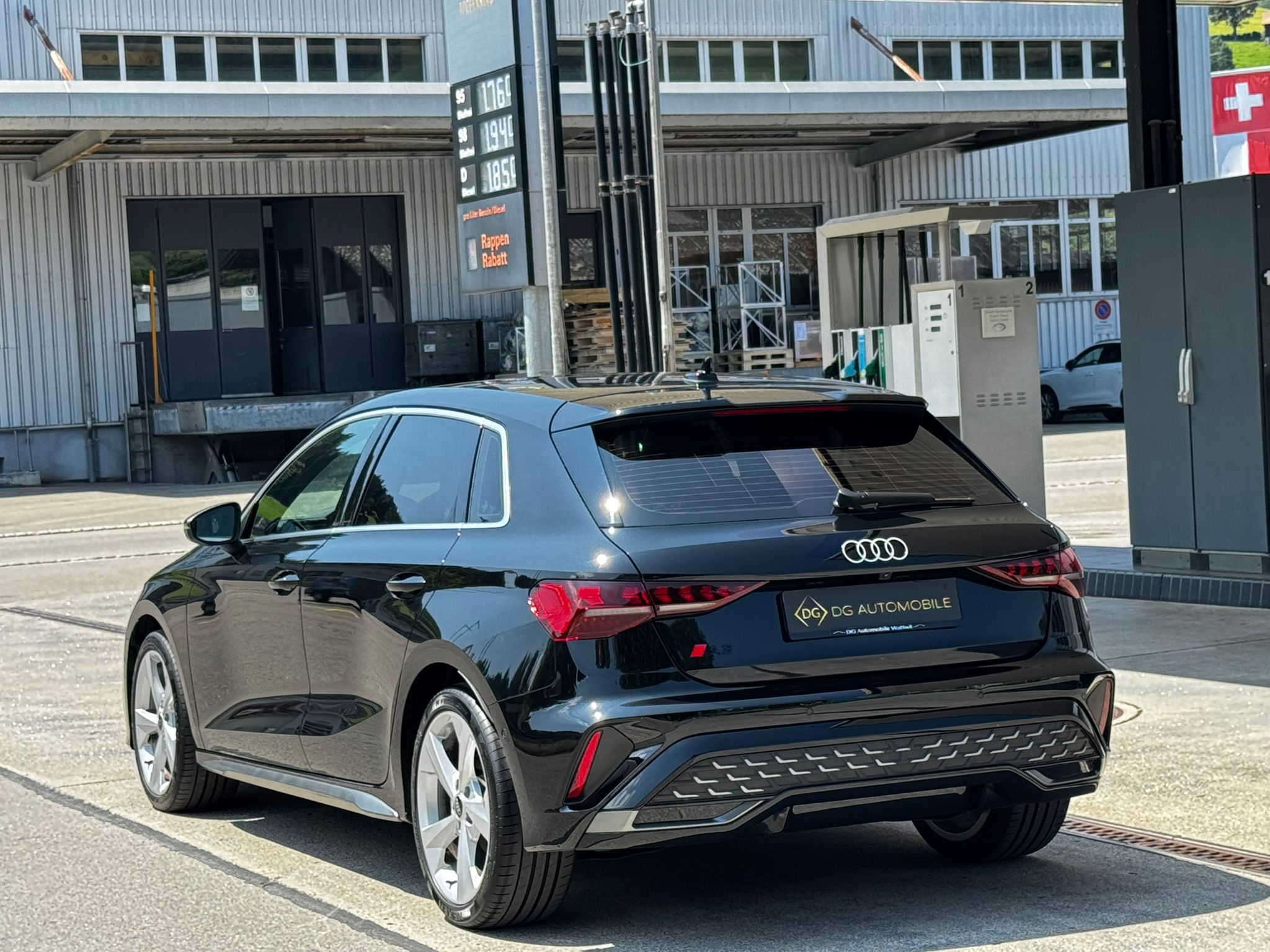 listing desktop thumbnail image 4