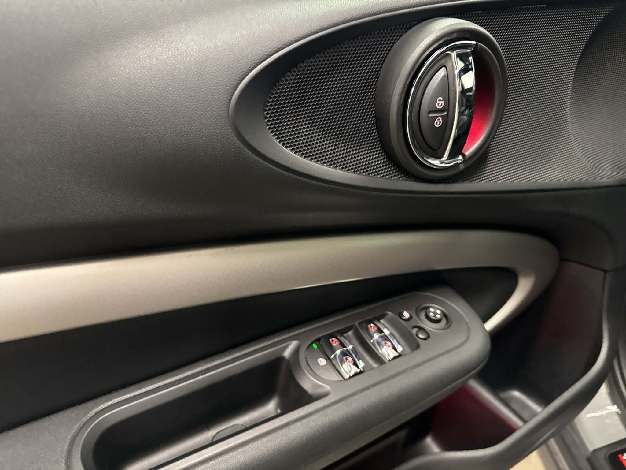 listing desktop thumbnail image 16