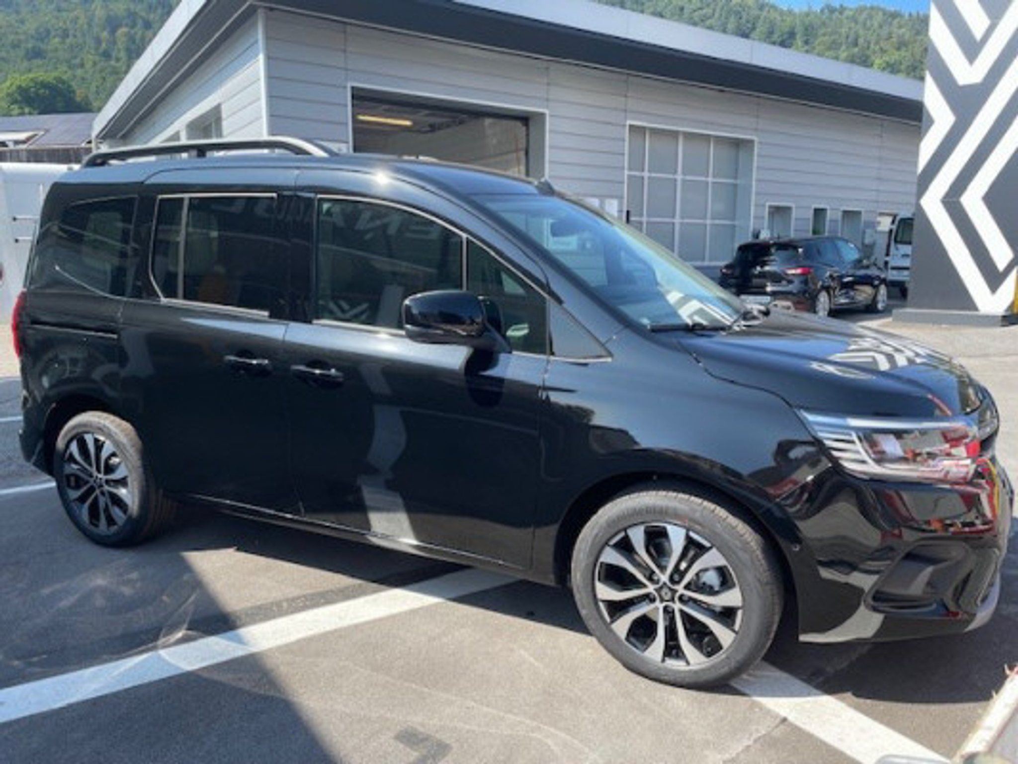 listing desktop thumbnail image 3