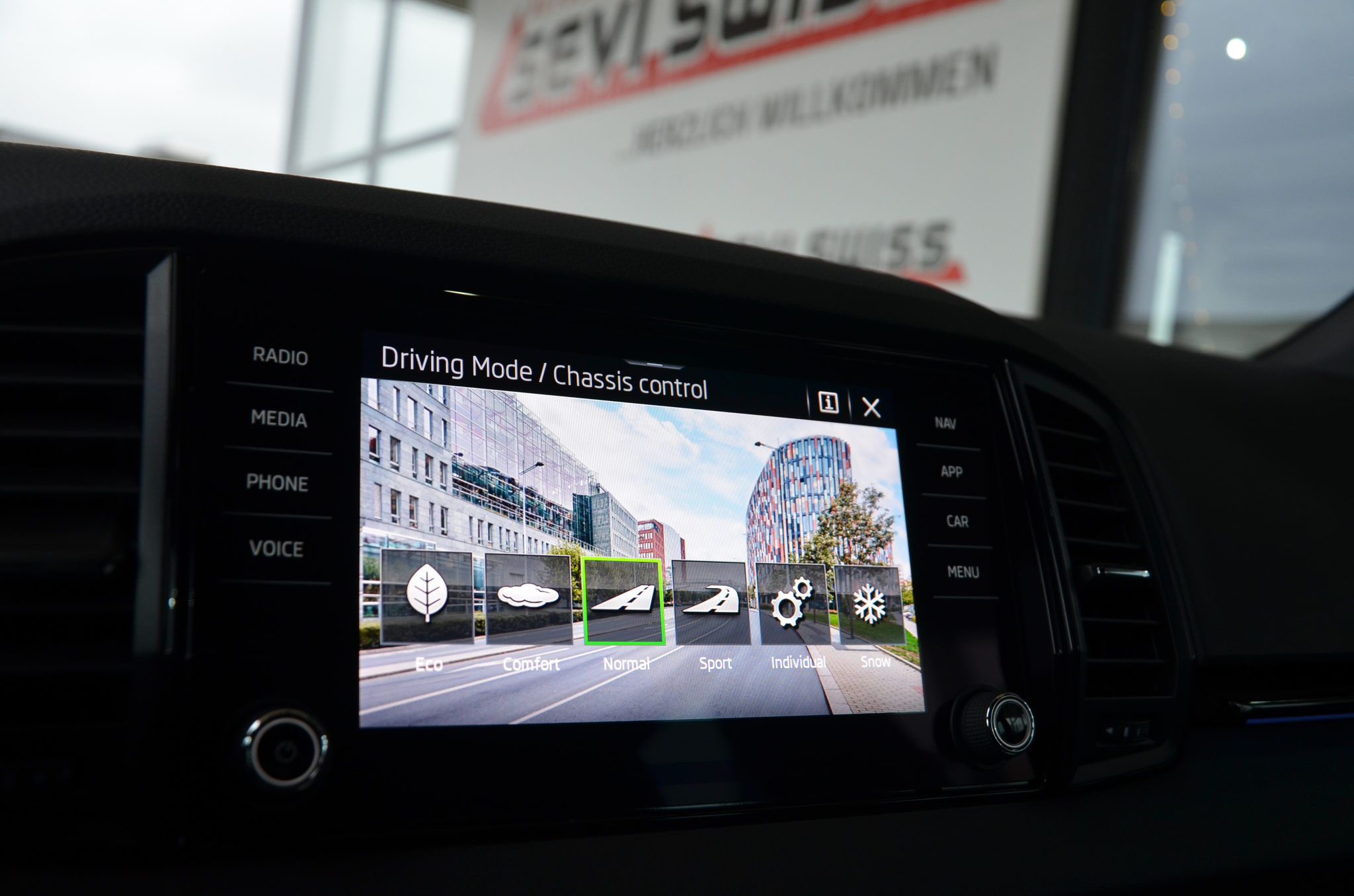 listing desktop thumbnail image 17