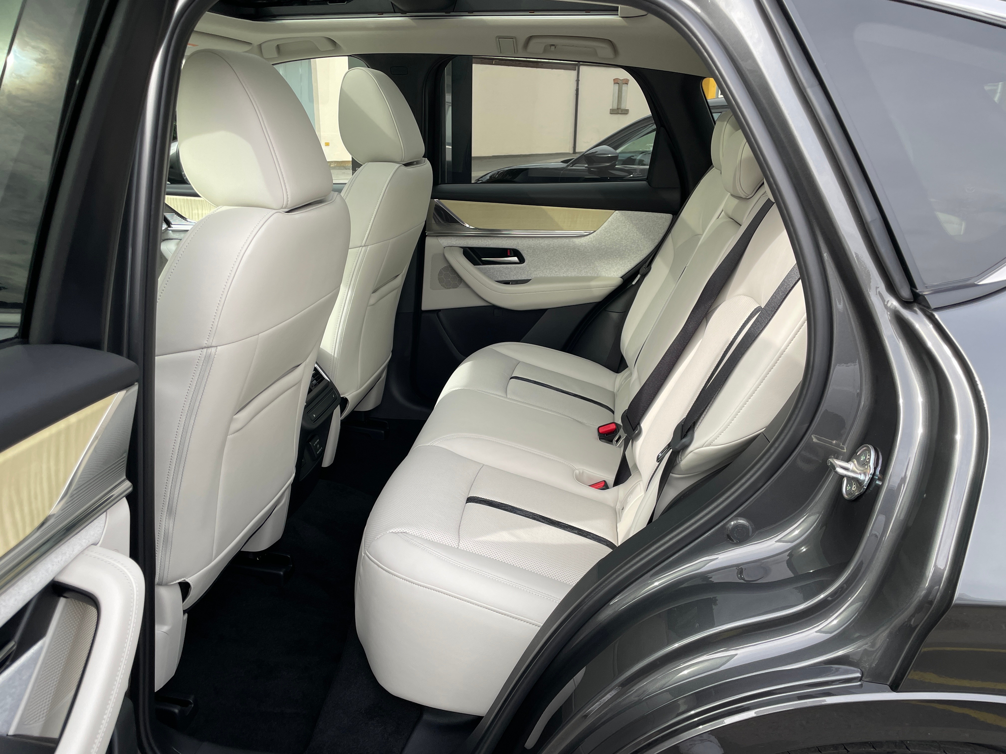 listing desktop thumbnail image 6