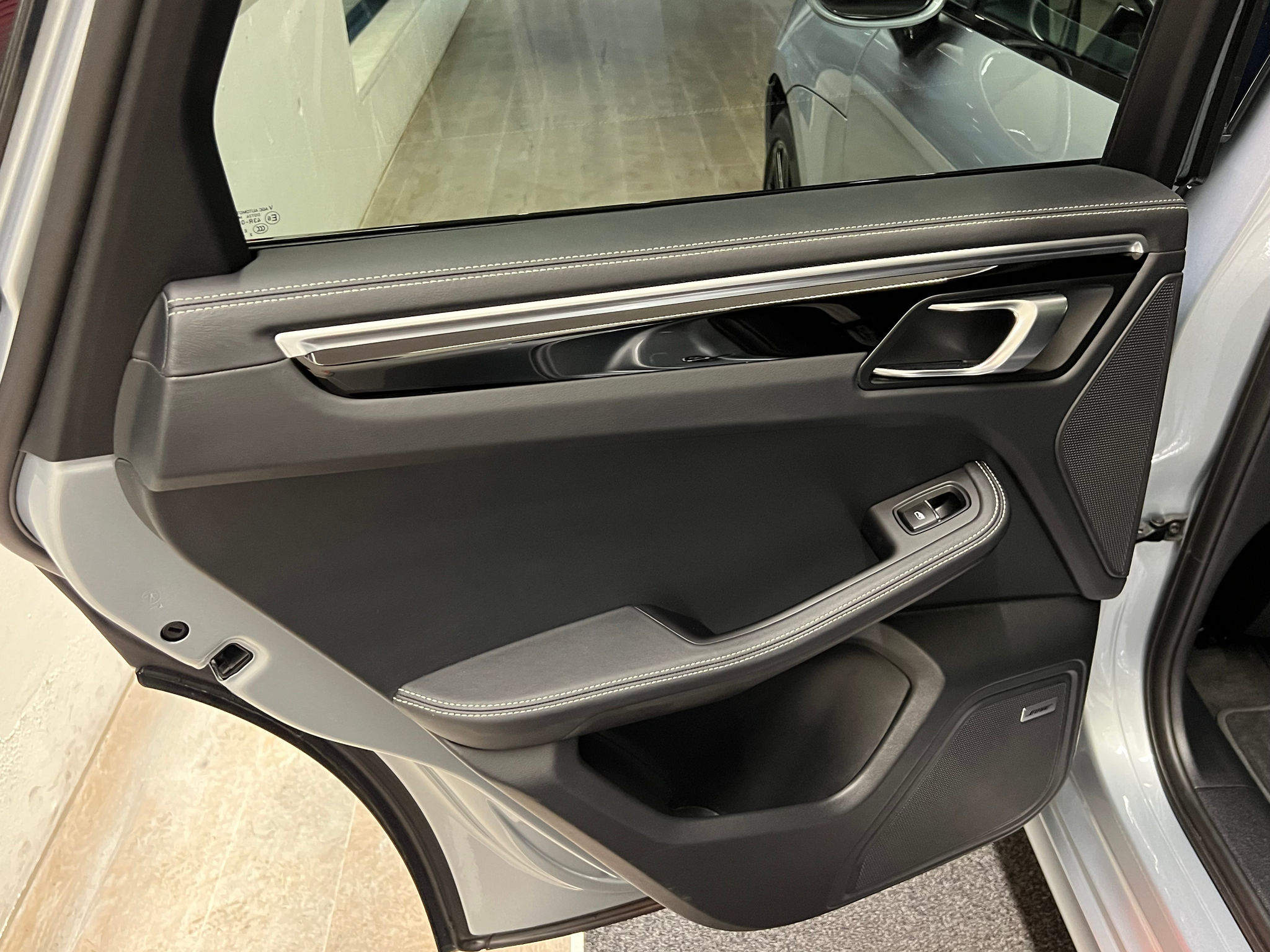 listing desktop thumbnail image 19