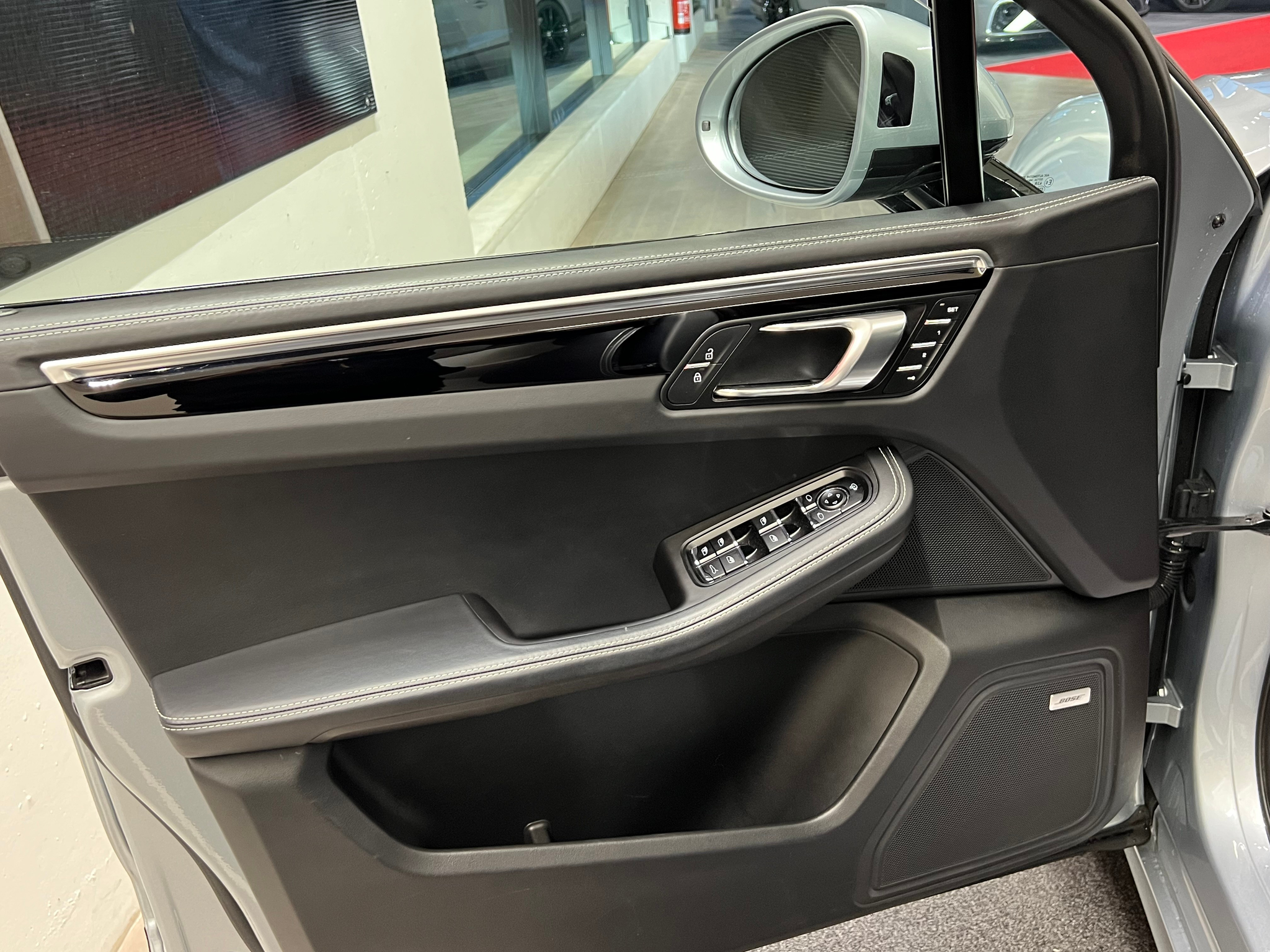 listing desktop thumbnail image 12