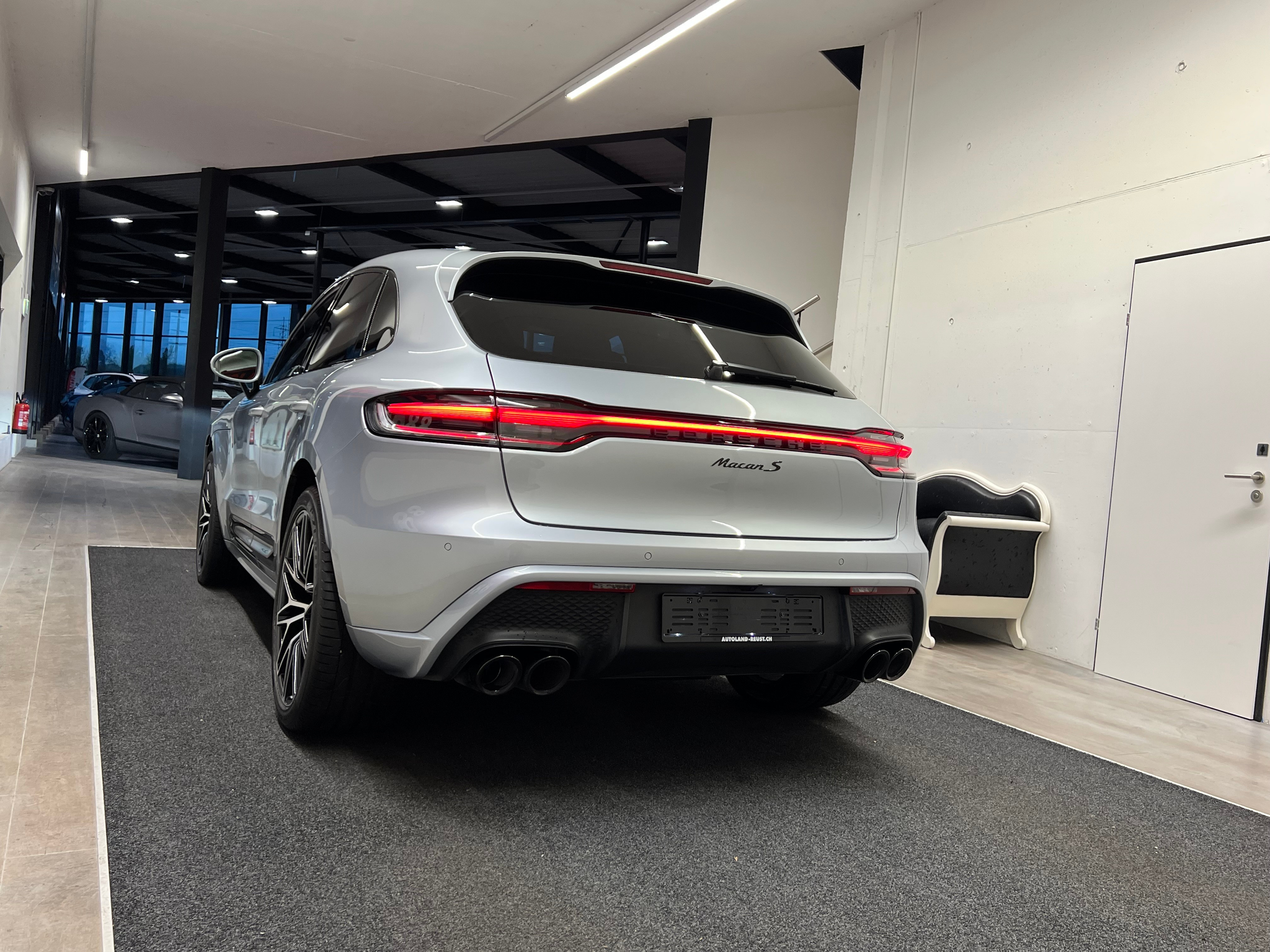 listing desktop thumbnail image 7