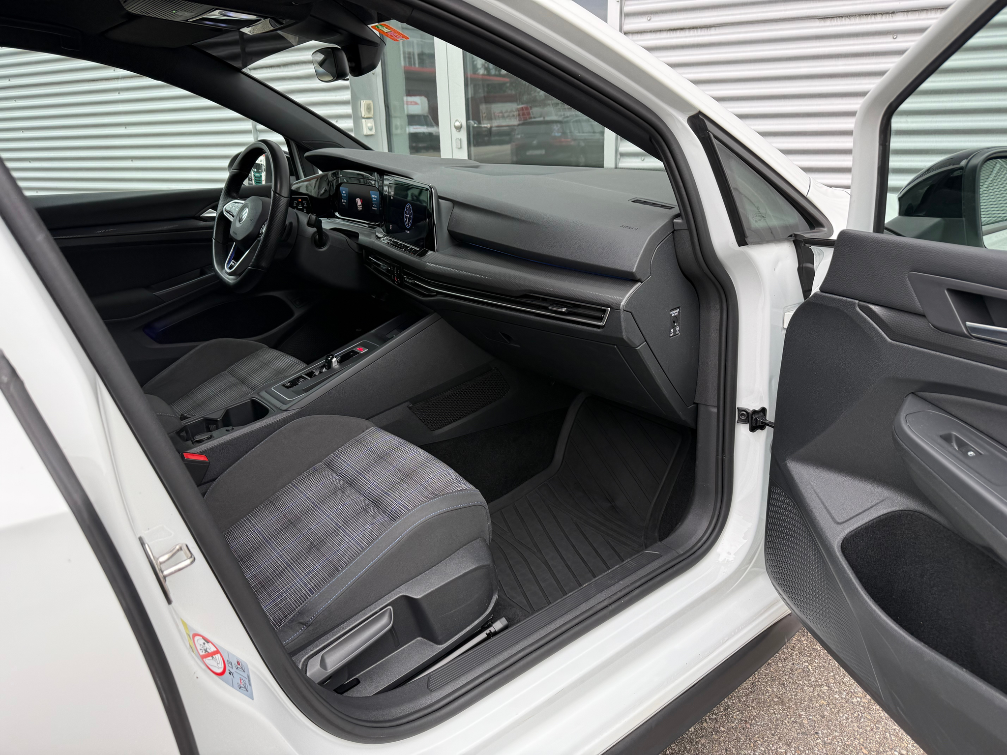 listing desktop thumbnail image 4