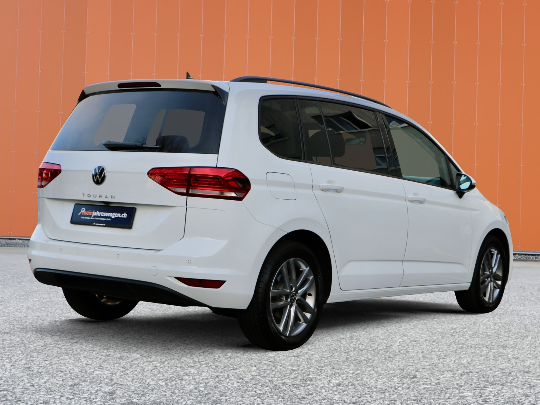 listing desktop thumbnail image 1