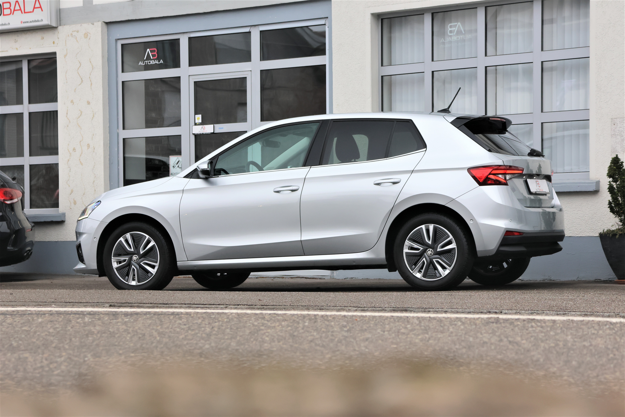 listing desktop thumbnail image 3