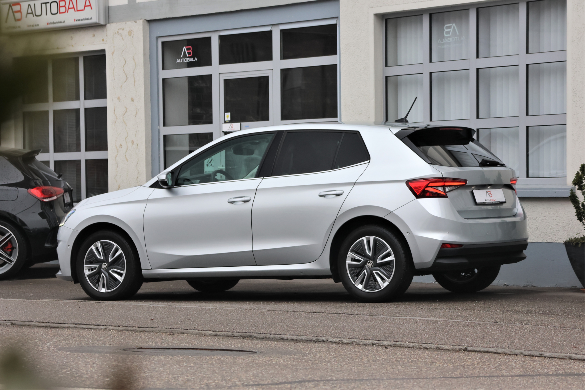 listing desktop thumbnail image 4