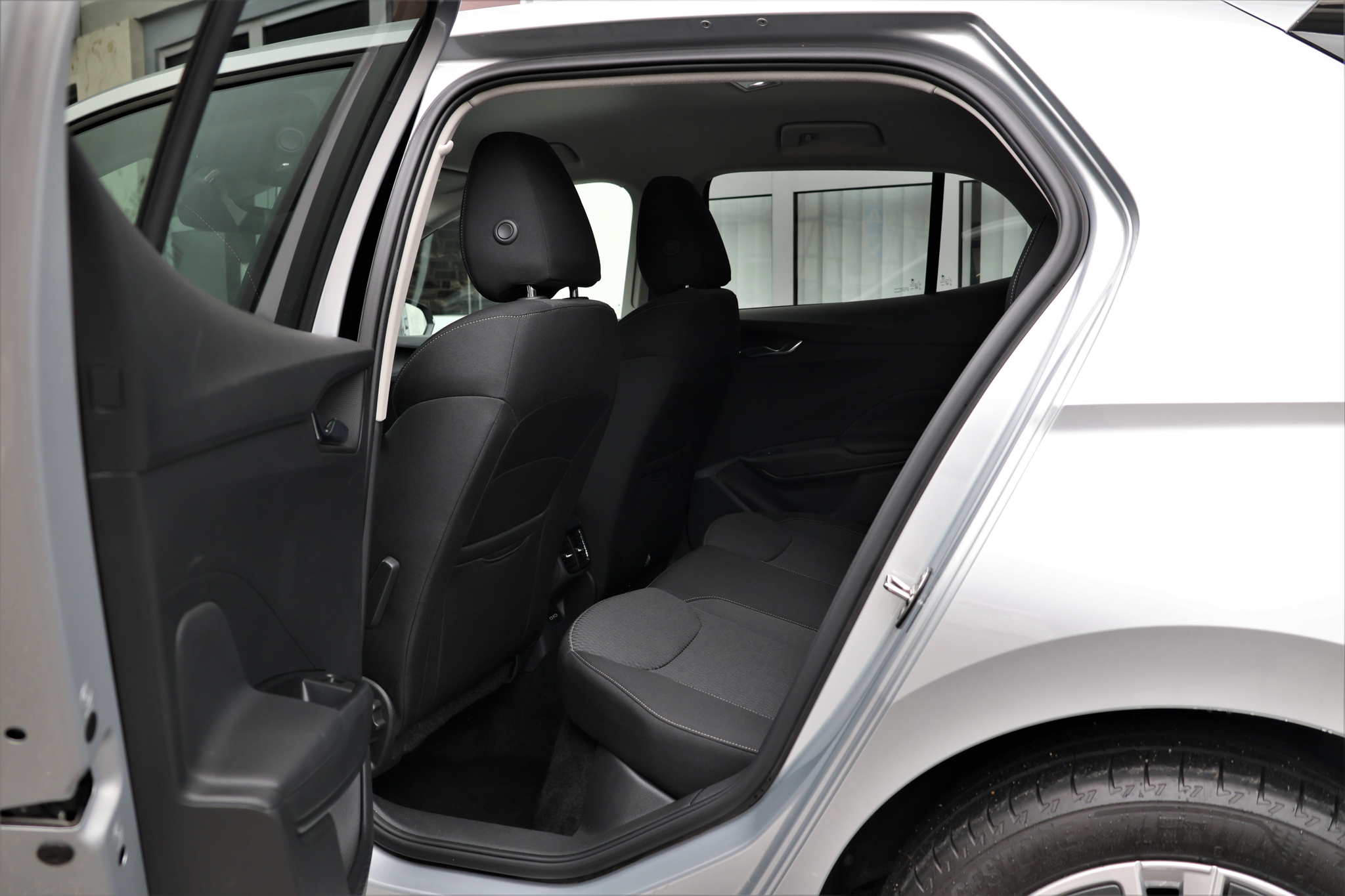 listing desktop thumbnail image 11