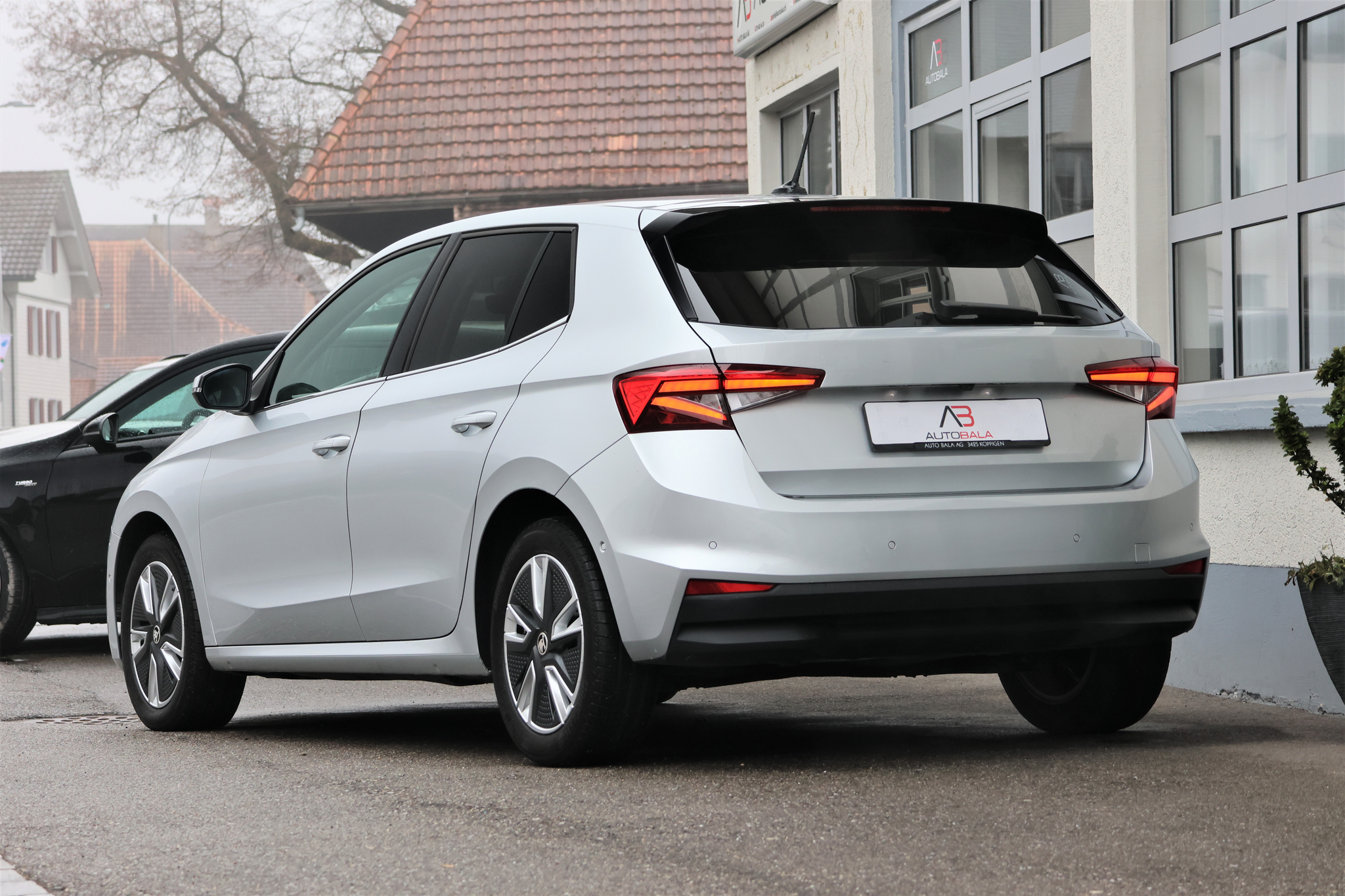 listing desktop thumbnail image 2