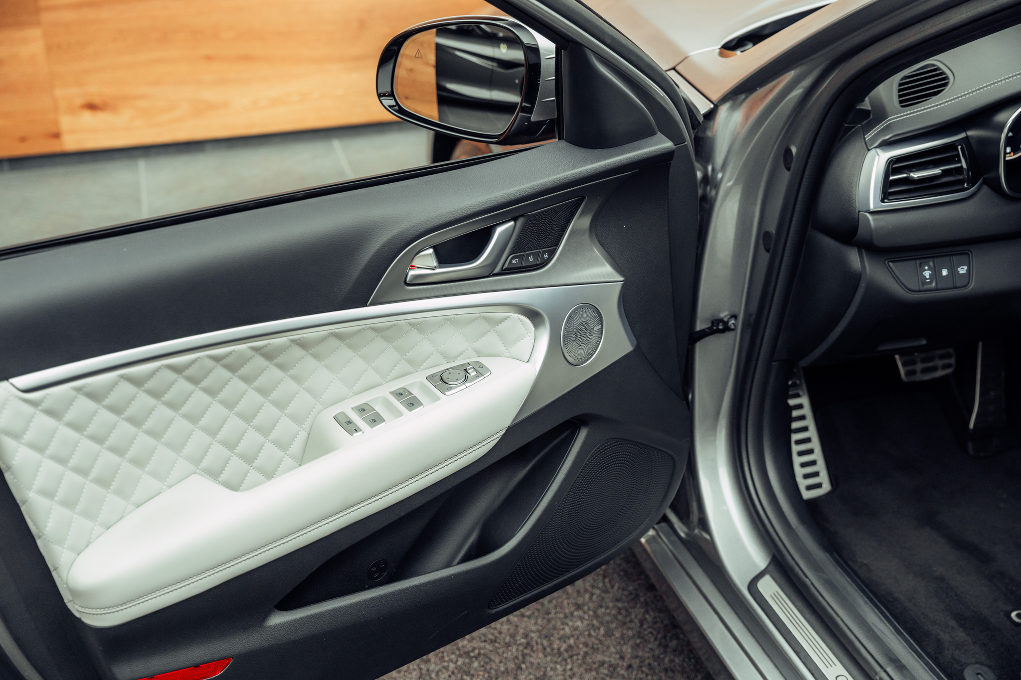 listing desktop thumbnail image 17