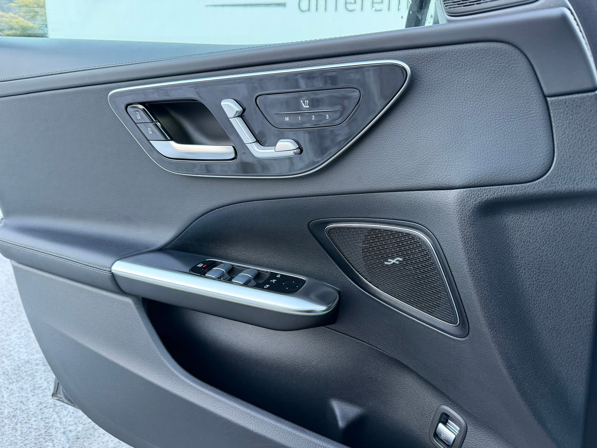 listing desktop thumbnail image 10