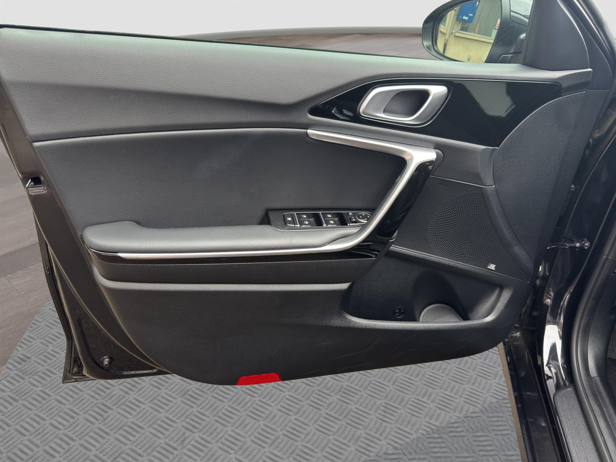 listing desktop thumbnail image 7